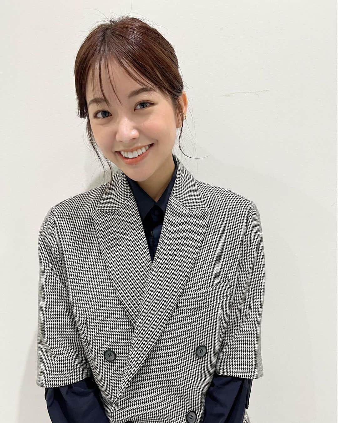 中川絵美里さんのインスタグラム写真 - (中川絵美里Instagram)「📺 明日21時〜日本テレビ系で放送の 「深イイ話」に出演します。  初めてお邪魔しましたが昔からみていたあのレバーにテンションあがりました☺️👏 今回は埼玉県に住んでいる人は本当に幸せなのか？特集。 埼玉にはあまりゆかりがなかった私も何度も声をあげてしまうほど感動しました！ぜひご覧ください✨  衣装　@aoiwanaka.official  #深イイ話#日本テレビ #衣装#aoiwakana #みどへあめいく」11月7日 20時18分 - emiri_nakagawa