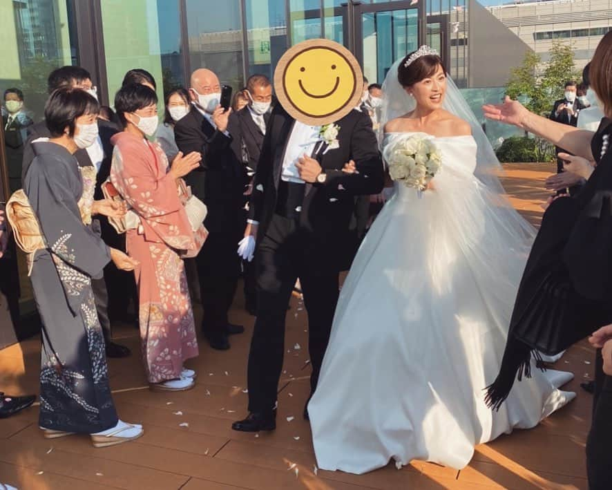 若林理紗さんのインスタグラム写真 - (若林理紗Instagram)「⁡ ❤️👰🤵‍♂️❤️ ⁡ 大学生の時に出会って、 偶然同じ職業を目指して。 ⁡ 近くにはいなくとも、 それぞれの場所で頑張って、 時々再会できるとほっとする大切な仲間。 ⁡ まっすぐで努力家で、 大変な時も笑って吹き飛ばそう！ という優しく強い女性。 ⁡ 優しさがあふれでていた🤵‍♂️と ますます笑いあふれる毎日を過ごしてね✨ ⁡  ⁡#披露宴  #美しすぎる花嫁  #眼福 #アナウンサー同期 #長野朝日放送  #楠原由祐子  #自慢の同期たち  #久保井朝美  #徳重杏奈  #大木文香  #石井栞  #強さとは優しさ」11月7日 20時35分 - lisawakabayashi