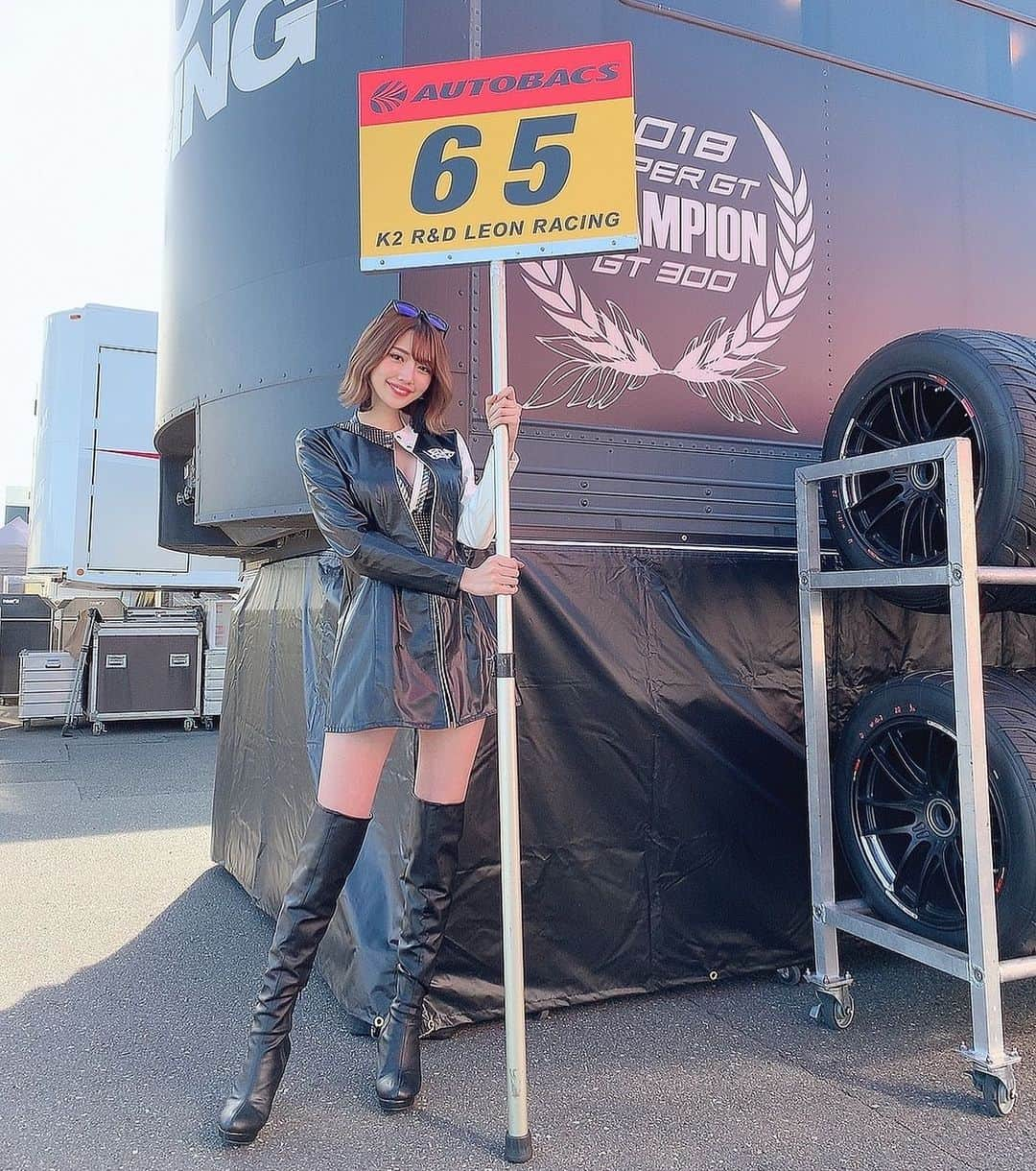 SHINTANITOUKOさんのインスタグラム写真 - (SHINTANITOUKOInstagram)「今戦も65号車の応援 ありがとうございました！！  いよいよ次戦が最終戦😢 一年あっという間！！ 最終戦もLEONRACINGを よろしくお願いします🖤🤍  #supergt #sgt #gt300 #65 #かっこいい #leonracing #leonracinglady #茂木 #サーキット #レース #race #レースクイーン #racequeen#セクシー #sexy #コスチューム  #black #決勝 #最終戦 #グリッドボード」11月7日 20時38分 - toukoshintani