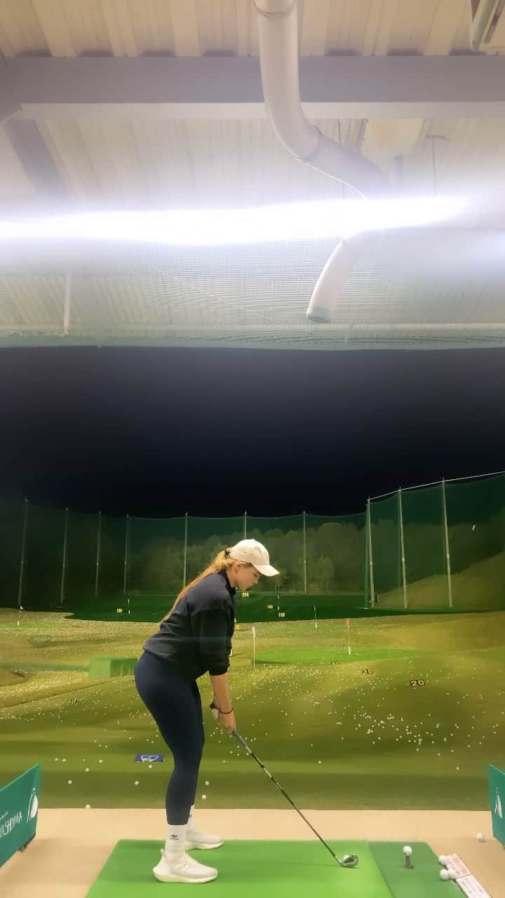 八巻セイラのインスタグラム：「One more time 🤫 Late night practice   56° and 5 Iron  #golf #golfswing #golferslife #golfer #5iron #wedge #golfclub #swingvideo #ゴルフ #ゴルフ女子 #ゴルファー #ゴルフスイング #ゴルフスイング動画 #練習 #ハーフ #halfie #golfgirl #practice」