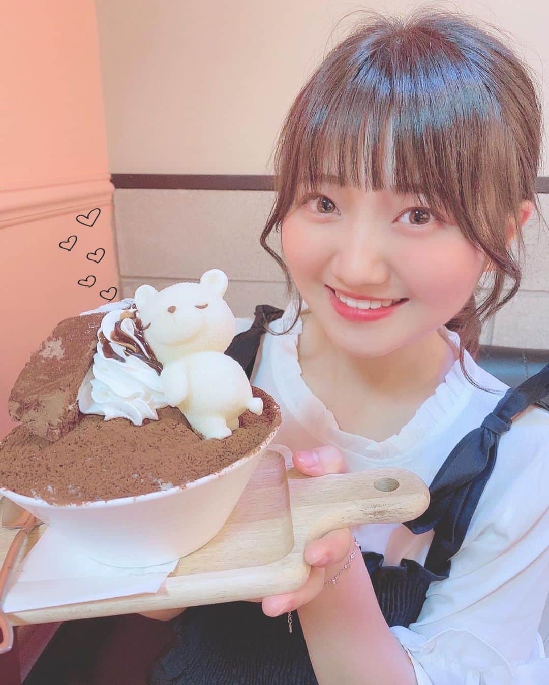 稲垣香織のインスタグラム：「・ ・ ・ 🍫🧸💭  載せるの遅くなっちゃったけど、前にすずはちゃんと一緒に食べたくまちゃんのかき氷です!!😭💕 本当に可愛すぎて可愛かったんです😭✨ すずはちゃんが、かおりちゃん好きそう！って見つけてくれたんです🧸♥️ 嬉しすぎました(≧ω≦) また一緒に行きたいなぁ🥰  #かき氷 #くま #カフェ」