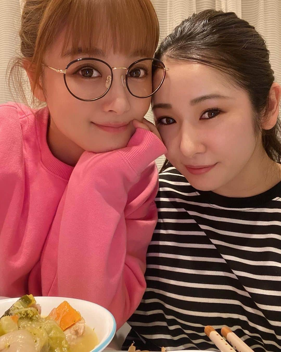 鈴木奈々さんのインスタグラム写真 - (鈴木奈々Instagram)「仕事終わりに、 地元の親友と会いました〜♡ ピンクのスウェットお気に入りです🥰 スウェット→ @agbyaquagirl  #幼馴染」11月7日 21時03分 - nana_suzuki79