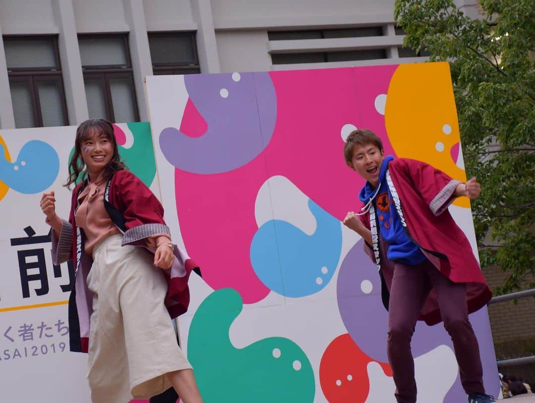 山下智央さんのインスタグラム写真 - (山下智央Instagram)「Hari ini aku ikuti festival waseda sebagai kameraman📷Biasanya(selama tiga tahun terakhir) aku ikut sebagai performer di “Waseda University FlashMob” tetapi tahun ini aku sudah pensiun dari organisasi🎉  Karena biasanya waktu aku bikin konten, jerome atau lukas selalu pegang kamera jadinya aku sedikit sulit dan khawatir tentang kalau aku bisa mengambil foto bagus wkwk   Waktu saya menunjukkan fotoku kepada teman-temanku, mereka sampe habis kata kata jadi aku pikir fotoku bagus juga yah bisa buat orang gitu  WKKWKWK 🔥  BTW, karena adanya situasi korona ini. festival waseda tahun ini, cuman lima ribu orang saja yang bisa masuk kampus dan kita harus membeli tiket untuk masuk. Untuk orang yang tidak bisa datang, ada live streaming di YouTube. Banyak orang menonton di YouTube karena semua tiket cepat sold out。Biasanya, kita harus punya tiket dan juga kira-kira 180000 orang datang ke festival. Dan festival waseda ini seharus festival terbesar di semua universitas di Jepang🤩  Aku harap situasi corona  ini cepat sembuh, agar festival waseda bisa diadakan seperti biasa🙏  MANTAP!! Dan yang ke slide ke ini adalah foto yang aku ikuti waseda festival sebagai member Waseda FlashMob  #wasedafestival2021 #nihongomantappu #mantappujiwa #wasedaboya  Foto kedua : tahun 2018 Foto ketiga,keempat : tahun 2019 Foto kelima, keenam : tahun 2020」11月7日 21時26分 - tomoyama32