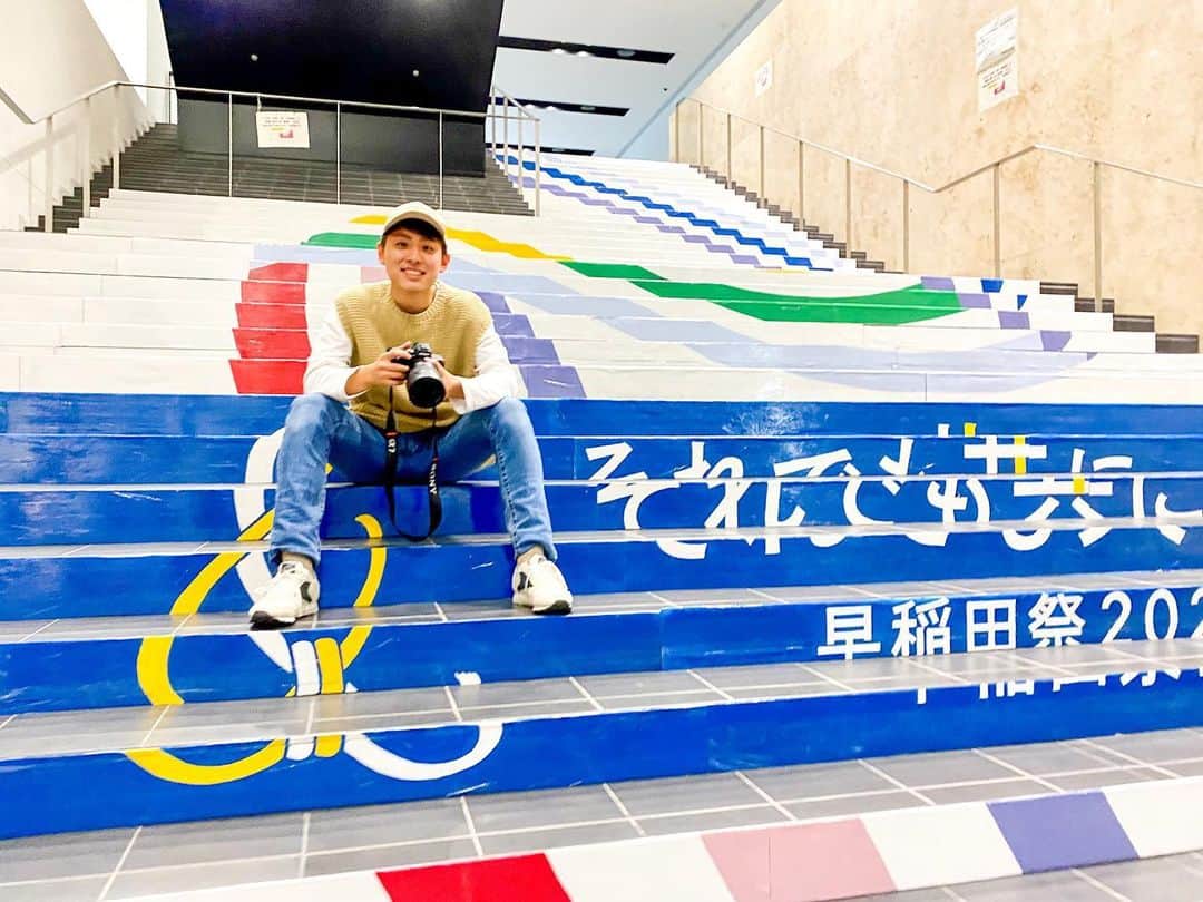 山下智央さんのインスタグラム写真 - (山下智央Instagram)「Hari ini aku ikuti festival waseda sebagai kameraman📷Biasanya(selama tiga tahun terakhir) aku ikut sebagai performer di “Waseda University FlashMob” tetapi tahun ini aku sudah pensiun dari organisasi🎉  Karena biasanya waktu aku bikin konten, jerome atau lukas selalu pegang kamera jadinya aku sedikit sulit dan khawatir tentang kalau aku bisa mengambil foto bagus wkwk   Waktu saya menunjukkan fotoku kepada teman-temanku, mereka sampe habis kata kata jadi aku pikir fotoku bagus juga yah bisa buat orang gitu  WKKWKWK 🔥  BTW, karena adanya situasi korona ini. festival waseda tahun ini, cuman lima ribu orang saja yang bisa masuk kampus dan kita harus membeli tiket untuk masuk. Untuk orang yang tidak bisa datang, ada live streaming di YouTube. Banyak orang menonton di YouTube karena semua tiket cepat sold out。Biasanya, kita harus punya tiket dan juga kira-kira 180000 orang datang ke festival. Dan festival waseda ini seharus festival terbesar di semua universitas di Jepang🤩  Aku harap situasi corona  ini cepat sembuh, agar festival waseda bisa diadakan seperti biasa🙏  MANTAP!! Dan yang ke slide ke ini adalah foto yang aku ikuti waseda festival sebagai member Waseda FlashMob  #wasedafestival2021 #nihongomantappu #mantappujiwa #wasedaboya  Foto kedua : tahun 2018 Foto ketiga,keempat : tahun 2019 Foto kelima, keenam : tahun 2020」11月7日 21時26分 - tomoyama32