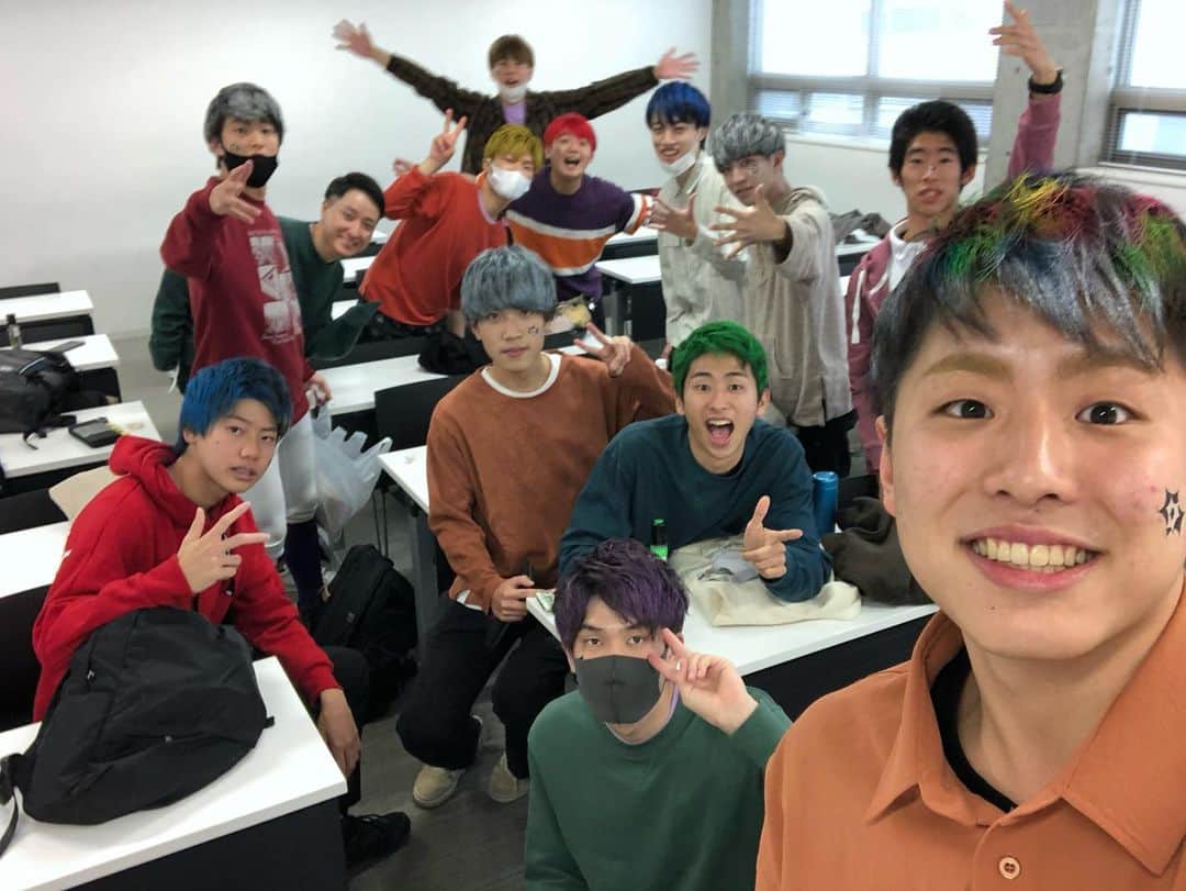 山下智央さんのインスタグラム写真 - (山下智央Instagram)「Hari ini aku ikuti festival waseda sebagai kameraman📷Biasanya(selama tiga tahun terakhir) aku ikut sebagai performer di “Waseda University FlashMob” tetapi tahun ini aku sudah pensiun dari organisasi🎉  Karena biasanya waktu aku bikin konten, jerome atau lukas selalu pegang kamera jadinya aku sedikit sulit dan khawatir tentang kalau aku bisa mengambil foto bagus wkwk   Waktu saya menunjukkan fotoku kepada teman-temanku, mereka sampe habis kata kata jadi aku pikir fotoku bagus juga yah bisa buat orang gitu  WKKWKWK 🔥  BTW, karena adanya situasi korona ini. festival waseda tahun ini, cuman lima ribu orang saja yang bisa masuk kampus dan kita harus membeli tiket untuk masuk. Untuk orang yang tidak bisa datang, ada live streaming di YouTube. Banyak orang menonton di YouTube karena semua tiket cepat sold out。Biasanya, kita harus punya tiket dan juga kira-kira 180000 orang datang ke festival. Dan festival waseda ini seharus festival terbesar di semua universitas di Jepang🤩  Aku harap situasi corona  ini cepat sembuh, agar festival waseda bisa diadakan seperti biasa🙏  MANTAP!! Dan yang ke slide ke ini adalah foto yang aku ikuti waseda festival sebagai member Waseda FlashMob  #wasedafestival2021 #nihongomantappu #mantappujiwa #wasedaboya  Foto kedua : tahun 2018 Foto ketiga,keempat : tahun 2019 Foto kelima, keenam : tahun 2020」11月7日 21時26分 - tomoyama32