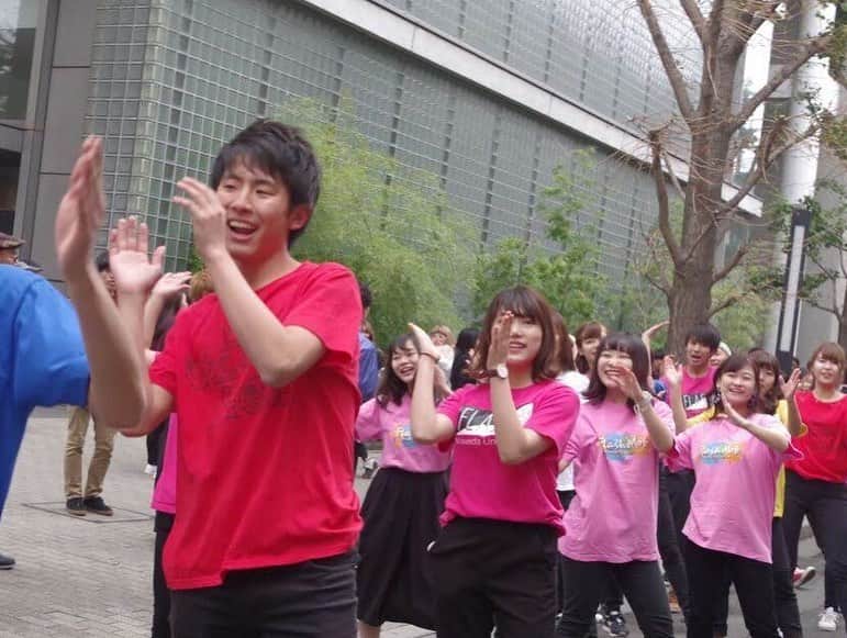 山下智央さんのインスタグラム写真 - (山下智央Instagram)「Hari ini aku ikuti festival waseda sebagai kameraman📷Biasanya(selama tiga tahun terakhir) aku ikut sebagai performer di “Waseda University FlashMob” tetapi tahun ini aku sudah pensiun dari organisasi🎉  Karena biasanya waktu aku bikin konten, jerome atau lukas selalu pegang kamera jadinya aku sedikit sulit dan khawatir tentang kalau aku bisa mengambil foto bagus wkwk   Waktu saya menunjukkan fotoku kepada teman-temanku, mereka sampe habis kata kata jadi aku pikir fotoku bagus juga yah bisa buat orang gitu  WKKWKWK 🔥  BTW, karena adanya situasi korona ini. festival waseda tahun ini, cuman lima ribu orang saja yang bisa masuk kampus dan kita harus membeli tiket untuk masuk. Untuk orang yang tidak bisa datang, ada live streaming di YouTube. Banyak orang menonton di YouTube karena semua tiket cepat sold out。Biasanya, kita harus punya tiket dan juga kira-kira 180000 orang datang ke festival. Dan festival waseda ini seharus festival terbesar di semua universitas di Jepang🤩  Aku harap situasi corona  ini cepat sembuh, agar festival waseda bisa diadakan seperti biasa🙏  MANTAP!! Dan yang ke slide ke ini adalah foto yang aku ikuti waseda festival sebagai member Waseda FlashMob  #wasedafestival2021 #nihongomantappu #mantappujiwa #wasedaboya  Foto kedua : tahun 2018 Foto ketiga,keempat : tahun 2019 Foto kelima, keenam : tahun 2020」11月7日 21時26分 - tomoyama32