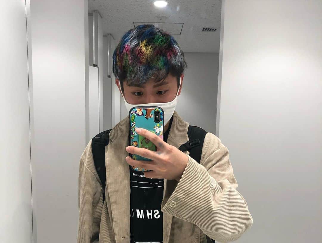 山下智央さんのインスタグラム写真 - (山下智央Instagram)「Hari ini aku ikuti festival waseda sebagai kameraman📷Biasanya(selama tiga tahun terakhir) aku ikut sebagai performer di “Waseda University FlashMob” tetapi tahun ini aku sudah pensiun dari organisasi🎉  Karena biasanya waktu aku bikin konten, jerome atau lukas selalu pegang kamera jadinya aku sedikit sulit dan khawatir tentang kalau aku bisa mengambil foto bagus wkwk   Waktu saya menunjukkan fotoku kepada teman-temanku, mereka sampe habis kata kata jadi aku pikir fotoku bagus juga yah bisa buat orang gitu  WKKWKWK 🔥  BTW, karena adanya situasi korona ini. festival waseda tahun ini, cuman lima ribu orang saja yang bisa masuk kampus dan kita harus membeli tiket untuk masuk. Untuk orang yang tidak bisa datang, ada live streaming di YouTube. Banyak orang menonton di YouTube karena semua tiket cepat sold out。Biasanya, kita harus punya tiket dan juga kira-kira 180000 orang datang ke festival. Dan festival waseda ini seharus festival terbesar di semua universitas di Jepang🤩  Aku harap situasi corona  ini cepat sembuh, agar festival waseda bisa diadakan seperti biasa🙏  MANTAP!! Dan yang ke slide ke ini adalah foto yang aku ikuti waseda festival sebagai member Waseda FlashMob  #wasedafestival2021 #nihongomantappu #mantappujiwa #wasedaboya  Foto kedua : tahun 2018 Foto ketiga,keempat : tahun 2019 Foto kelima, keenam : tahun 2020」11月7日 21時26分 - tomoyama32