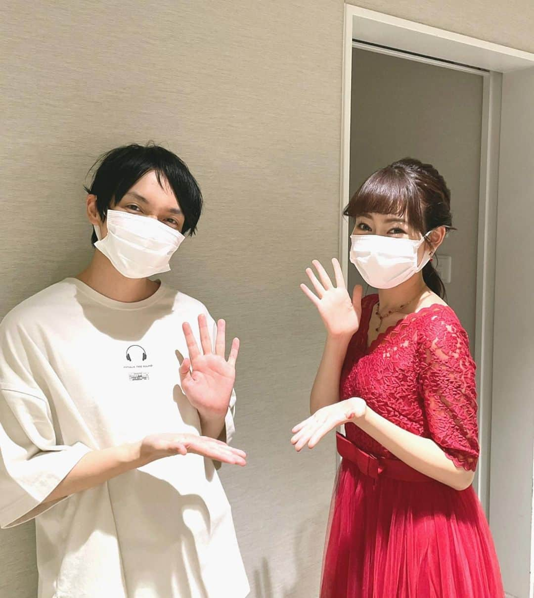 矢内井玲奈のインスタグラム：「THE カラオケ★バトル、ご視聴ありがとうございました❣️  予選はMISIAさんの『Everything』 決勝はLiSAさんの『炎』を歌わせて頂きました🎤✨ 2曲歌えて幸せすぎました！！  沢山のフォローやコメント嬉しいです💓 また出演させていただけるよう頑張ります☺️  素敵な歌声のほしのディスコさんとお写真撮っていただきました🌟 優勝、本当におめでとうございます！㊗️  #カラオケバトル #テレビ東京 #テレ東 さん #カラオケ #カラバト #大好き #歌ウマ芸人 #吉本新喜劇 #座員 #芸能人 #異種格闘技戦 #ありがとうございました #楽しかった #予選 #misia さん #everything #決勝 #lisa さん #炎 #鬼滅の刃」