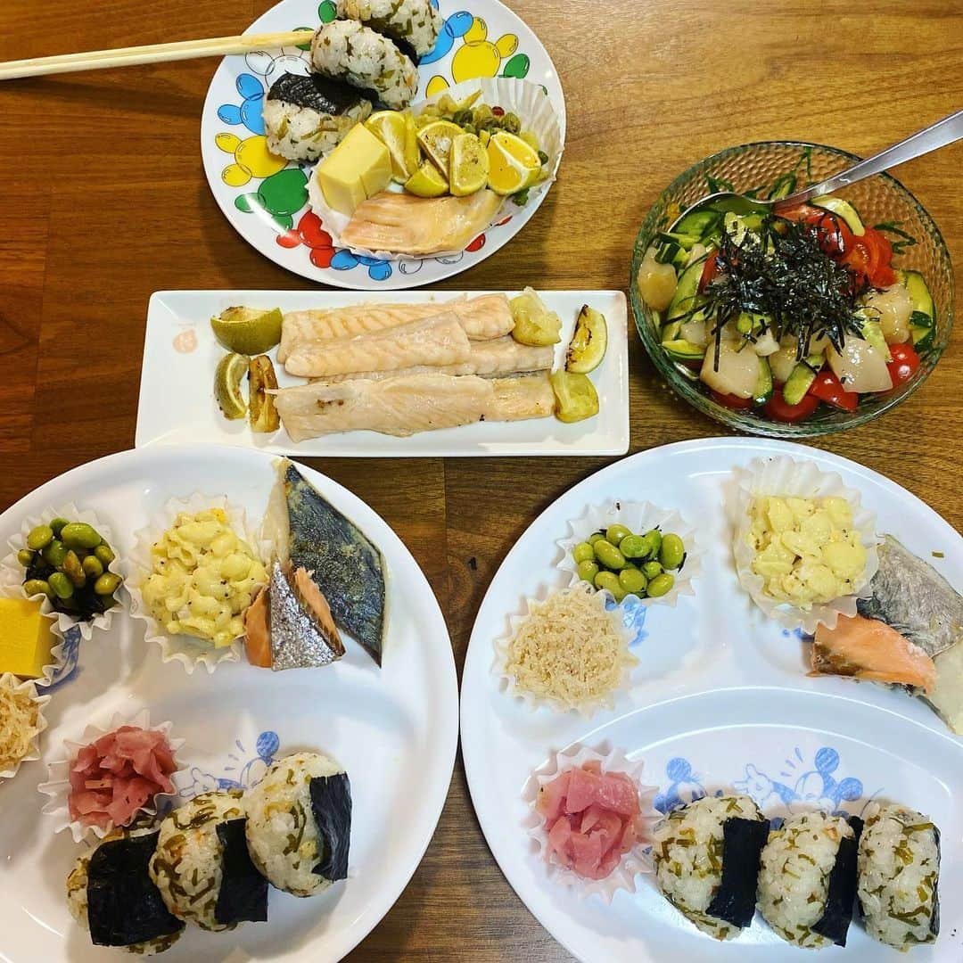 西山茉希さんのインスタグラム写真 - (西山茉希Instagram)「#西山食堂 #ロケ弁活用Night #北海道からの幸せ便サラダ #ハラスとカボス  ジジババとテレビ電話しながら完。 🌈😋😋😋🌈  #電波に感謝 #じーちゃんの命日 #甥っ子の誕生日 #大事な命の日 #11.07 #💚🍀💚  母さんもう電池切れ。 昼寝したチビーズおいて、 お先にぐない日。  #🥱😴🥱」11月7日 21時32分 - maki.nshiyama50