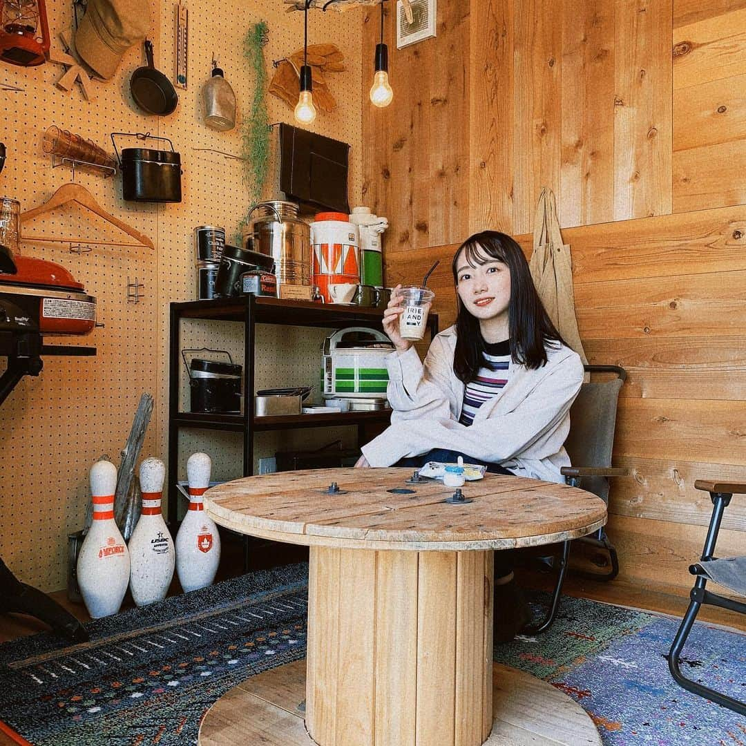 児玉祐莉乃のインスタグラム：「グランピング風カフェ☕️ 雰囲気がとっても良かったです😋 カフェラテも自分好みのでとても美味しかったなぁ💕  最近キャンプ欲が高まり中🙄🏕  #リアンディ#グランピング#グランピング風#キャンプ女子#キャンプ  #いいね#いいね返し#サロンモデル」