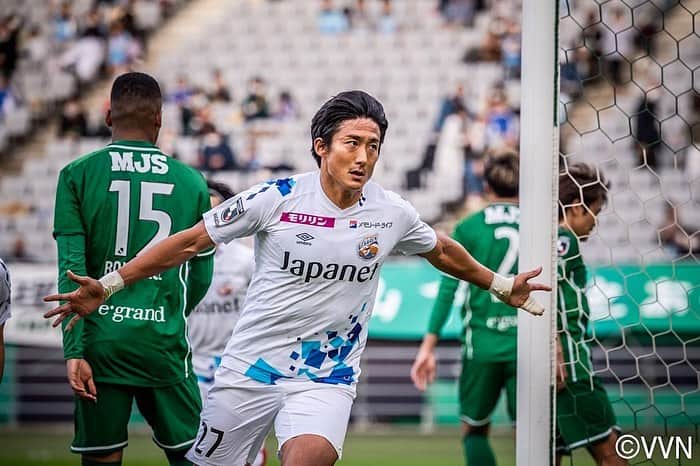 都倉賢のインスタグラム：「今日も沢山の応援有難うございました。 個人としてはずっと良い準備が出来ていましたが、ゴールと言う結果を示す事が出来ずにずっと歯痒い思いをしていました。自分の実力やチーム状況、または対戦相手だったりと色々な要素が絡み合う中でプレーしているので自分が思い描いた通りの成果を手にすることが出来ないことは、ある意味しょうがないけど、その結果を真摯に受け入れて、ベクトルを自分に向け、自分が信じ続けた道の先に今日のゴールがありました。 これまでのキャリア17年間も色々な壁を乗り越えてきましたが、また１つ自分の壁を越えれたかなと思っており、成長を実感できたことにワクワクしております。 まだまだチームとして目標達成に向けて状況は何も変わりませんがこれからもチーム一丸となって1人1人がやるべき事をやり続けるだけ！ その先に『J 1昇格』があると信じて。 ⁡ 今日のインタビューでも言わせてもらいましたが ⁡ 『人事を尽くして天命を待つ』 ⁡ サポーターの皆さんもそんな気持ちで最後の最後まで僕達と一緒に戦ってください！！！」