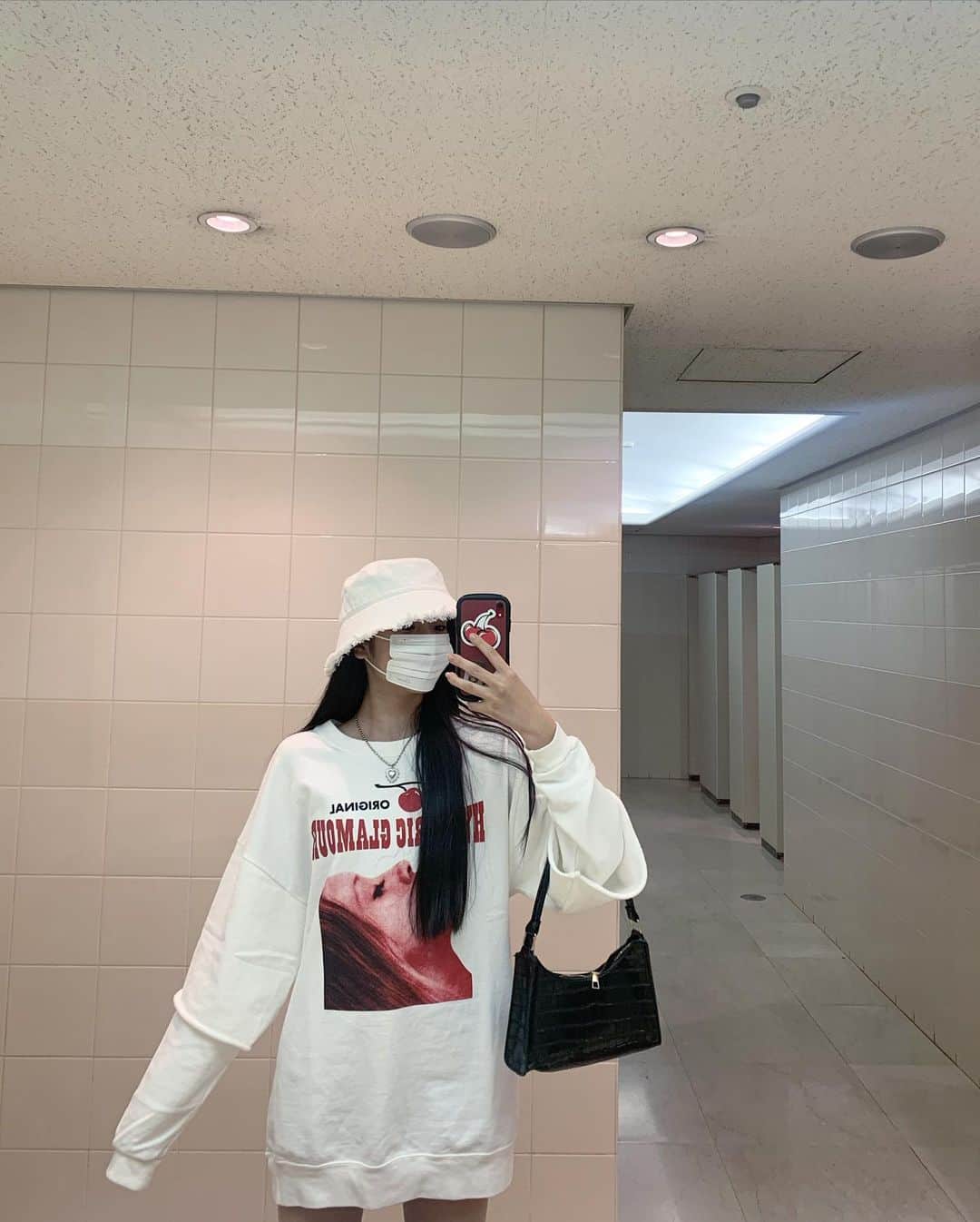 天翔天音のインスタグラム：「‪🍒🤍  @hystericglamour_tokyo さんの可愛いトレーナー- ̗̀ ♡ ̖́-  #ヒステリックグラマー #トレーナー #ストリートファッション #05 #jk1 #fjk #ootd #fashion #asiangirls #teen  #天翔天音 #hystericglamour」