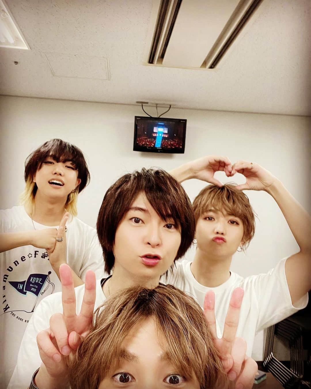 のインスタグラム：「キラミューンファンミ神戸ありがとうございました #本番終わりすぐ #かっきーさんピースの耳をつけた我は最強なり #ほずみんとたくとくん何ポーズなん！？ #延々と神戸のご飯を食べる時間 #実は神戸牛も食べてました #サイリウムふってくれてありがとう見えてます🥺 #この場にいない🦒は明日お楽しみに🤪」