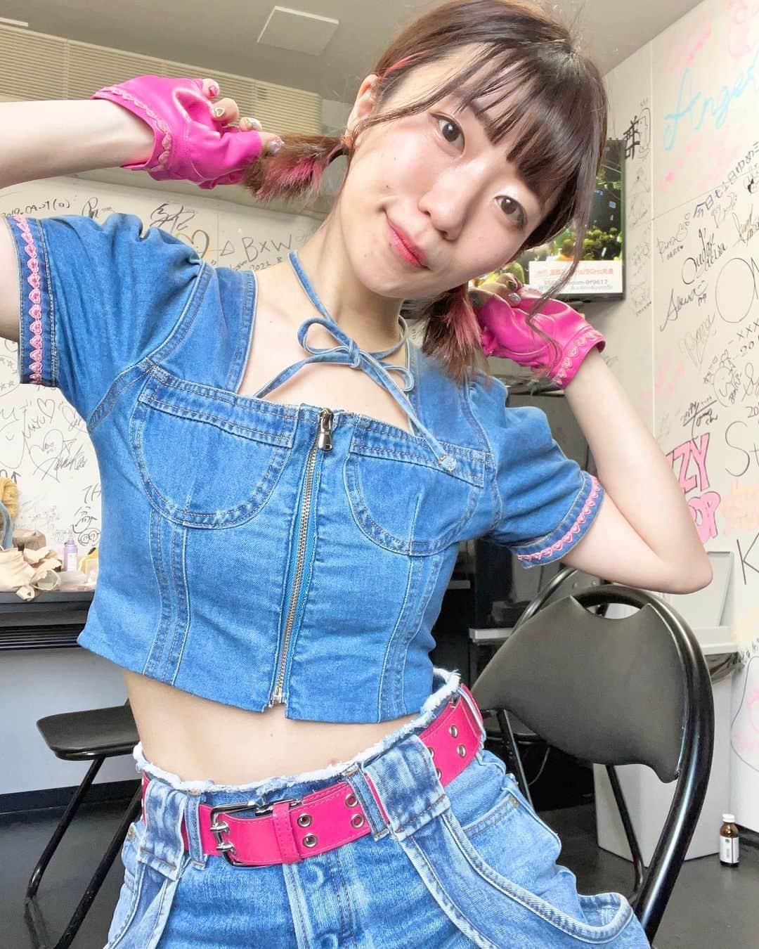 ぱいぱいでか美のインスタグラム：「デニム衣装〜 . 昨日、アポカリでの新衣装の写真を載せましたが 次のライブから新しくなるので 必然的に昨日でこのデニム衣装に一区切りという感じでした。 この衣装もお気に入りだった〜💙 グローブがいい味出してるんですよね。 新衣装の細かいことはまた正式な(?)お披露目後に載せます！ デニムもまた着る機会あったらいいなー。 . #APOKALIPPPS #ぱいぱいでか美 #でか美ちゃん」