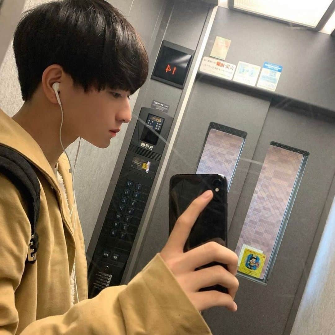 久遠聖連のインスタグラム：「何枚目が好きですか？☃️ ちょとコメ返 #いいね返し」