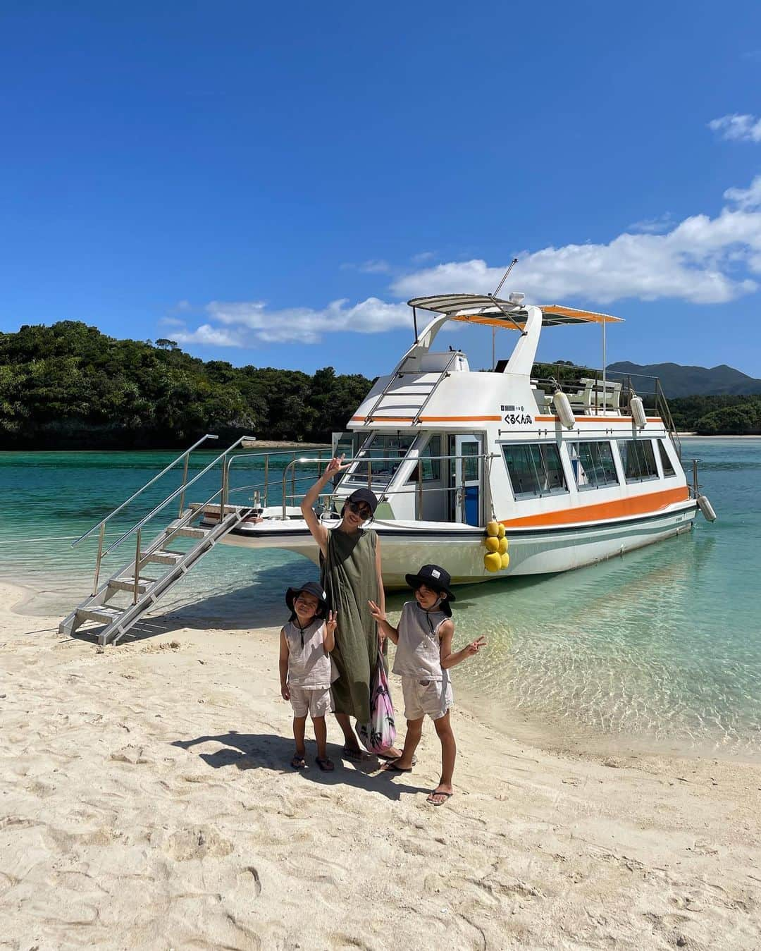 春名亜美さんのインスタグラム写真 - (春名亜美Instagram)「川平湾のグラスボートツアー @marinehouse_gurukun 🛥🌊  長男のリクエストで2回目です。  前回は残念ながら、マンタに遭遇することができなかったんですが、 今回はウミガメもマンタも、 とってもレアらしいマダラエイにも会えた🥺🥺🥺  (マンタ見つけた時、子供達の100倍大人達が興奮してた。)  そして、海の綺麗さには本当言葉を失う。  船酔いしやすい方は酔い止め飲んで挑んでください🛥🌊 ・ ・ ・ #沖縄旅行 #石垣島 #石垣島旅行 #石垣 #家族旅行 #familytrip #ビーチ #beach #兄弟ママ #兄弟 #ll_石垣島 #ぐるくん #川平湾 #川平湾グラスボート #川平湾プレミアムクルージング #ウミガメ #ホヌ #🐢 #まりんはうすぐるくん  #子連れ旅行 #子連れ石垣島」11月7日 22時27分 - amiharunaami