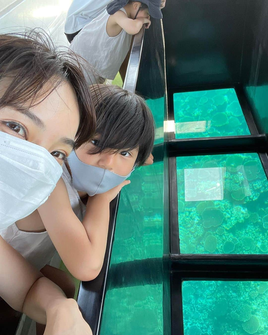 春名亜美さんのインスタグラム写真 - (春名亜美Instagram)「川平湾のグラスボートツアー @marinehouse_gurukun 🛥🌊  長男のリクエストで2回目です。  前回は残念ながら、マンタに遭遇することができなかったんですが、 今回はウミガメもマンタも、 とってもレアらしいマダラエイにも会えた🥺🥺🥺  (マンタ見つけた時、子供達の100倍大人達が興奮してた。)  そして、海の綺麗さには本当言葉を失う。  船酔いしやすい方は酔い止め飲んで挑んでください🛥🌊 ・ ・ ・ #沖縄旅行 #石垣島 #石垣島旅行 #石垣 #家族旅行 #familytrip #ビーチ #beach #兄弟ママ #兄弟 #ll_石垣島 #ぐるくん #川平湾 #川平湾グラスボート #川平湾プレミアムクルージング #ウミガメ #ホヌ #🐢 #まりんはうすぐるくん  #子連れ旅行 #子連れ石垣島」11月7日 22時27分 - amiharunaami