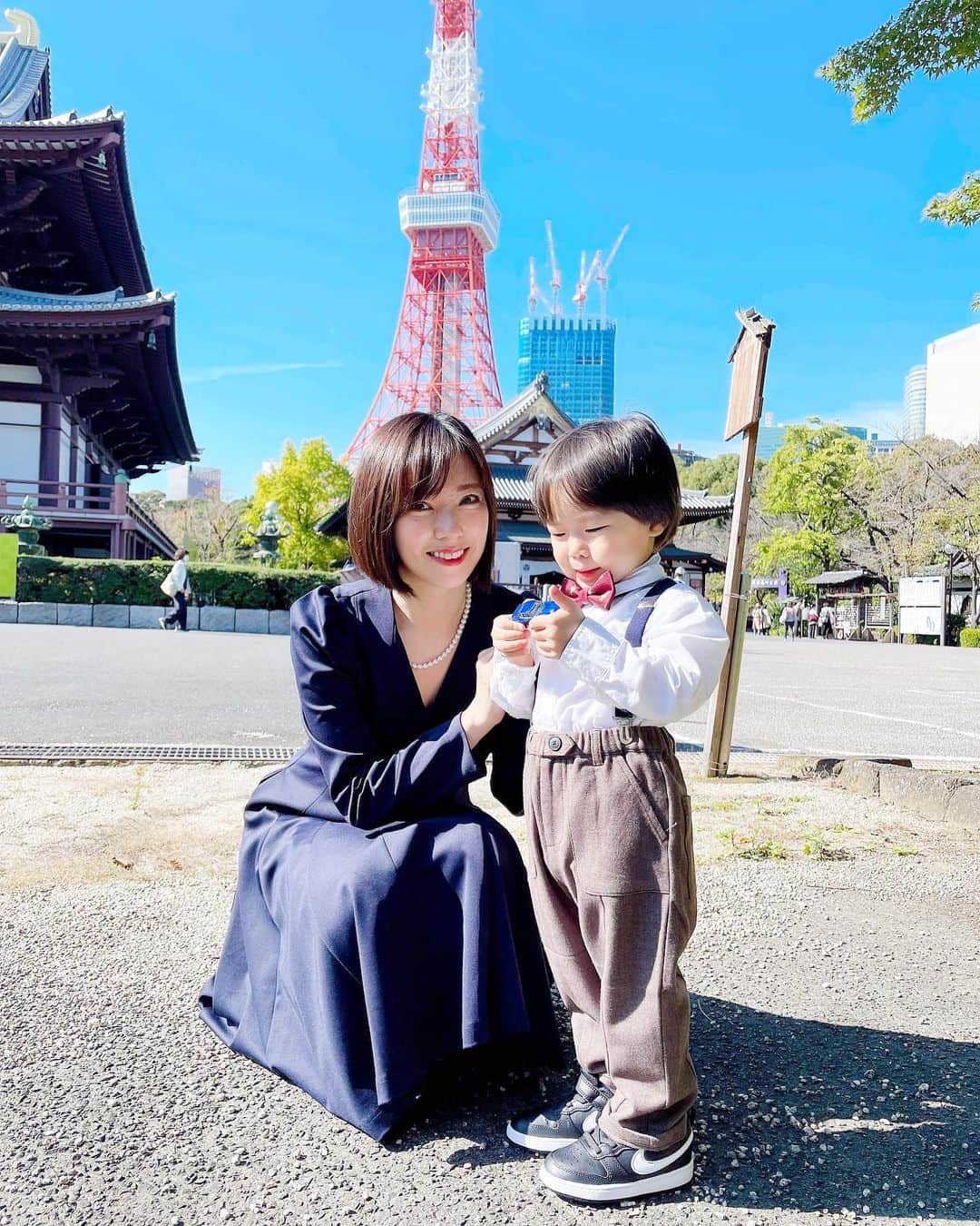 近本あゆみのインスタグラム：「先日娘のお食い初めとお宮参りしました⛩🍚 息子も初めての正装🤵 普段半ズボンは履かない、シャツも着てくれないぐらいこだわりが強いので心配していましたがこの日は妹のために頑張って❗️と言ったら蝶ネクタイまでしてくれてほっと一安心😭💕 じいじが買ってくれたトミカに夢中で終始ご機嫌でした🥰❤️ * * #2歳男の子 #2歳男の子コーデ #子供服 #子供の正装 #お宮参り #お宮参りコーデ #お食い初め #お食い初めコーデ #2児ママ」
