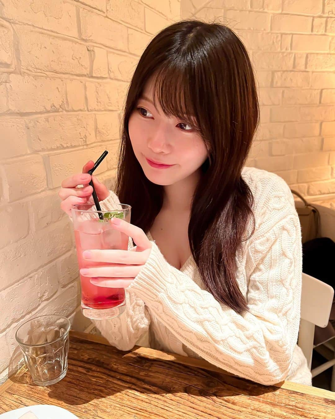 桃里れあさんのインスタグラム写真 - (桃里れあInstagram)「🧀 ・ ・ 恵比寿のCheese Tavern CASCINA @cheese.tavern.cascina でディナー🍽した時の♡ ・ ・ モッツァレラチーズはオーダーが入ってから練り上げてるんだって！美味しかった〜😳💕!! ・ ・ 黒毛和牛ハンバーグフォアグララクレットやトリュフカルボナーラを席の目の前で作ってくれて感動した🥺✨ ・ ・ 白ニット👗 @willselection_official  ・ ・ #cheesetaverncascina #恵比寿グルメ #恵比寿ディナー #恵比寿イタリアン #恵比寿デート #チーズ専門店 #恵比寿カフェ #ラクレットチーズ #モッツァレラチーズ #チーズ #ニット女子 #白ニット #willselection」11月7日 23時07分 - rea_momosato