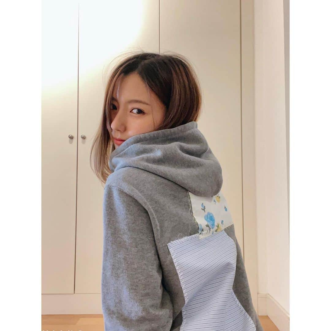 真野恵里菜さんのインスタグラム写真 - (真野恵里菜Instagram)「前髪すっかり伸びた！ 切ると伸ばしたくなるし 伸ばすと切りたくなるこの繰り返し😂 . . お気に入りのパーカーは 背中のパッチワークを外したら 下にプリントがあるんだけど 外しちゃったら元に戻すの大変だから まだ外す勇気なくてこのままを楽しんでる😂 表面はシンプルなのもこれまた好み⚪️🤗 . . 昨日の投稿に写っているわんこは弟わんこです🐶 正解率高かった😆 #前髪事情 #パーカー」11月7日 23時29分 - erinamano_official