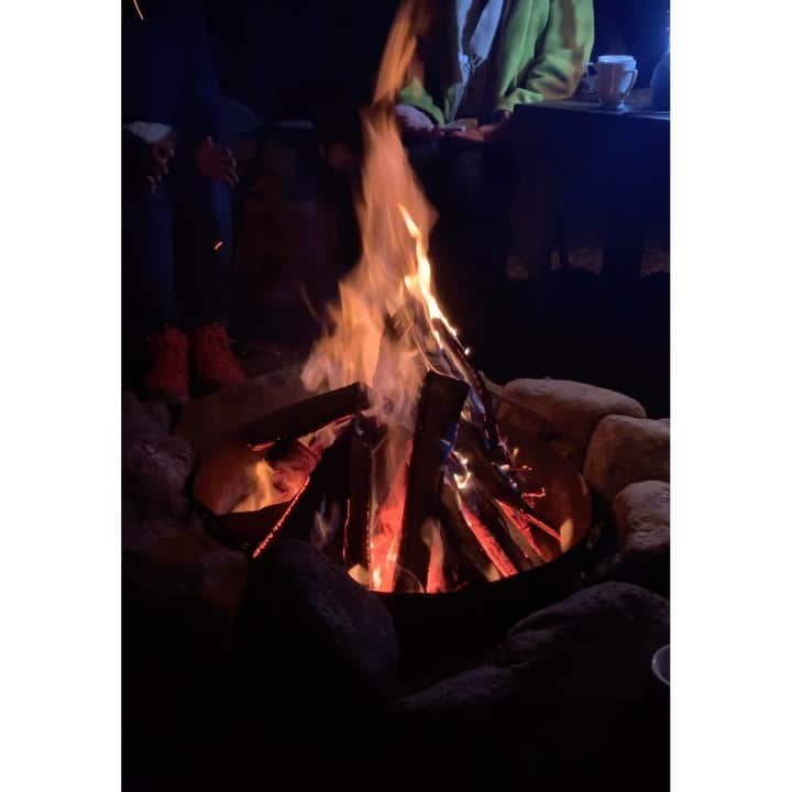 七瀬遥のインスタグラム：「みんなで  キャンプファイヤー🔥  火のエネルギーを感じながら☺️✨🏕  とっても夜は冷えていたので  ポカポカに暖まりました☺️☺️☺️💖  今日も、この動画から  『無条件の愛と祝福のエネルギー🔥』  が流れるように設定しています👍  良かったら受け取ってくださいね🤗✨  「受け取る」と意図してもらうだけで流れるように設定しています✨  #キャンプファイヤー#火#八ヶ岳#smile#fun#love#good#friend#family#happiness#good#smile#japan」