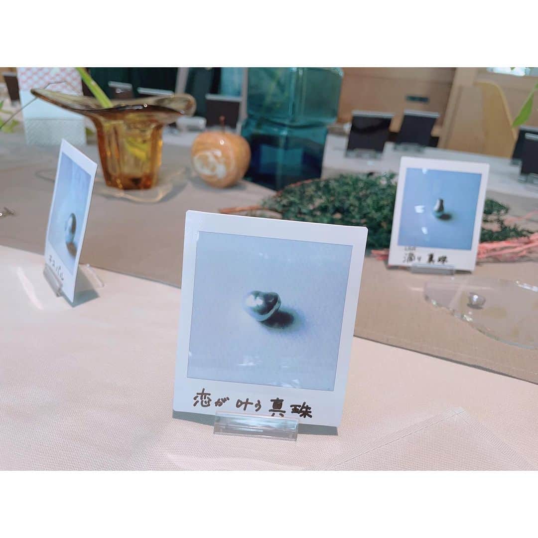 佐々木瞳さんのインスタグラム写真 - (佐々木瞳Instagram)「【#seventhree 自分だけのたった1つの真珠】  #地方創生 #ジュエリー 10月下旬、 @nanami_ozaki_73 ちゃんが が久しぶりに @seventhree.pearl の popupを開催するということで友人の @yumihashimoto0504 ちゃんと行ってきたよ໒꒱⋆ﾟ  #セブンスリー は三重県伊勢志摩産あこや真珠のジュエリーブランド⟡ 一般的な美しい真珠だけではなく、 通常なら破棄してしまう歪な形になって生まれた真珠の中で金魚に似ている真珠たちに #金魚真珠 と名付けて販売も𓂃 𓈒𓏸𓈒 𓏸 𓐍  この日は、さらに様々な形に見える真珠たちに名前をつけてて面白かった！ 私は #恋が叶う真珠 を購入♡ハート型の真珠だよ♡ 着けるのがとっても楽しみ☺️  また、満月〜新月の約2週間のみ現れる新コレクション「#月花（げっか）」も発表されたよ🌙  ストーリーやディレクションが毎回最高すぎる˚✧₊⁎❝᷀ົཽ≀ˍ̮ ❝᷀ົཽ⁎⁺˳✧༚ 次回この月花を狙い中！  自分だけのたった1つの真珠ジュエリー 愛情たっぷりに大切に着けていこう♡  #真珠ジュエリー #三重県 #伊勢志摩 #サスティナブル #まちづくり #local #地域 #ちいきぐらむ #地域創生　#地域活性化　#関係人口　#地域の魅力　#地域好きな人と繋がりたい　#ローカル好きと繋がりたい　#たびぐらむ　#旅好き　#旅好きな人と繋がりたい　#地域のキラキラを伝えたい」11月7日 23時35分 - hitomihappygirl1026