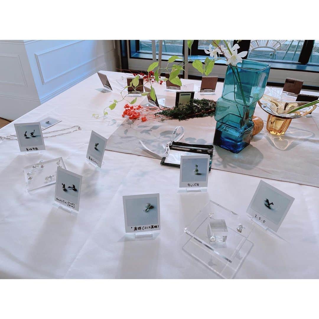 佐々木瞳さんのインスタグラム写真 - (佐々木瞳Instagram)「【#seventhree 自分だけのたった1つの真珠】  #地方創生 #ジュエリー 10月下旬、 @nanami_ozaki_73 ちゃんが が久しぶりに @seventhree.pearl の popupを開催するということで友人の @yumihashimoto0504 ちゃんと行ってきたよ໒꒱⋆ﾟ  #セブンスリー は三重県伊勢志摩産あこや真珠のジュエリーブランド⟡ 一般的な美しい真珠だけではなく、 通常なら破棄してしまう歪な形になって生まれた真珠の中で金魚に似ている真珠たちに #金魚真珠 と名付けて販売も𓂃 𓈒𓏸𓈒 𓏸 𓐍  この日は、さらに様々な形に見える真珠たちに名前をつけてて面白かった！ 私は #恋が叶う真珠 を購入♡ハート型の真珠だよ♡ 着けるのがとっても楽しみ☺️  また、満月〜新月の約2週間のみ現れる新コレクション「#月花（げっか）」も発表されたよ🌙  ストーリーやディレクションが毎回最高すぎる˚✧₊⁎❝᷀ົཽ≀ˍ̮ ❝᷀ົཽ⁎⁺˳✧༚ 次回この月花を狙い中！  自分だけのたった1つの真珠ジュエリー 愛情たっぷりに大切に着けていこう♡  #真珠ジュエリー #三重県 #伊勢志摩 #サスティナブル #まちづくり #local #地域 #ちいきぐらむ #地域創生　#地域活性化　#関係人口　#地域の魅力　#地域好きな人と繋がりたい　#ローカル好きと繋がりたい　#たびぐらむ　#旅好き　#旅好きな人と繋がりたい　#地域のキラキラを伝えたい」11月7日 23時35分 - hitomihappygirl1026