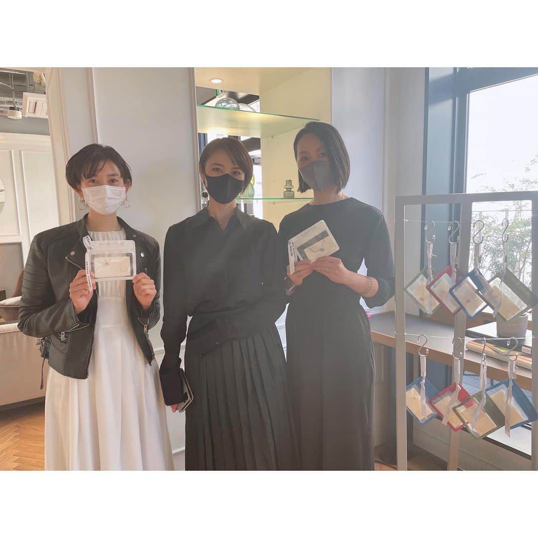 佐々木瞳さんのインスタグラム写真 - (佐々木瞳Instagram)「【#seventhree 自分だけのたった1つの真珠】  #地方創生 #ジュエリー 10月下旬、 @nanami_ozaki_73 ちゃんが が久しぶりに @seventhree.pearl の popupを開催するということで友人の @yumihashimoto0504 ちゃんと行ってきたよ໒꒱⋆ﾟ  #セブンスリー は三重県伊勢志摩産あこや真珠のジュエリーブランド⟡ 一般的な美しい真珠だけではなく、 通常なら破棄してしまう歪な形になって生まれた真珠の中で金魚に似ている真珠たちに #金魚真珠 と名付けて販売も𓂃 𓈒𓏸𓈒 𓏸 𓐍  この日は、さらに様々な形に見える真珠たちに名前をつけてて面白かった！ 私は #恋が叶う真珠 を購入♡ハート型の真珠だよ♡ 着けるのがとっても楽しみ☺️  また、満月〜新月の約2週間のみ現れる新コレクション「#月花（げっか）」も発表されたよ🌙  ストーリーやディレクションが毎回最高すぎる˚✧₊⁎❝᷀ົཽ≀ˍ̮ ❝᷀ົཽ⁎⁺˳✧༚ 次回この月花を狙い中！  自分だけのたった1つの真珠ジュエリー 愛情たっぷりに大切に着けていこう♡  #真珠ジュエリー #三重県 #伊勢志摩 #サスティナブル #まちづくり #local #地域 #ちいきぐらむ #地域創生　#地域活性化　#関係人口　#地域の魅力　#地域好きな人と繋がりたい　#ローカル好きと繋がりたい　#たびぐらむ　#旅好き　#旅好きな人と繋がりたい　#地域のキラキラを伝えたい」11月7日 23時35分 - hitomihappygirl1026