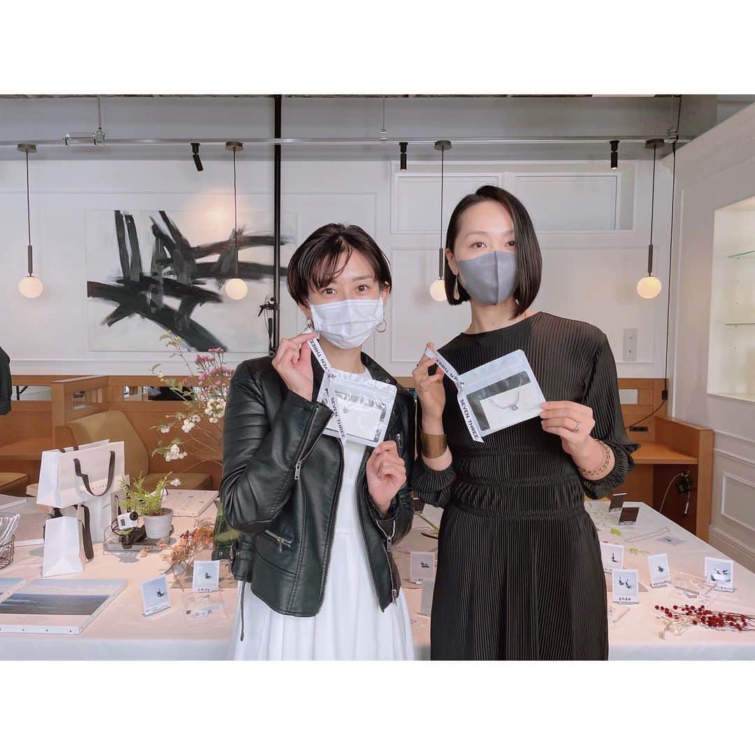 佐々木瞳さんのインスタグラム写真 - (佐々木瞳Instagram)「【#seventhree 自分だけのたった1つの真珠】  #地方創生 #ジュエリー 10月下旬、 @nanami_ozaki_73 ちゃんが が久しぶりに @seventhree.pearl の popupを開催するということで友人の @yumihashimoto0504 ちゃんと行ってきたよ໒꒱⋆ﾟ  #セブンスリー は三重県伊勢志摩産あこや真珠のジュエリーブランド⟡ 一般的な美しい真珠だけではなく、 通常なら破棄してしまう歪な形になって生まれた真珠の中で金魚に似ている真珠たちに #金魚真珠 と名付けて販売も𓂃 𓈒𓏸𓈒 𓏸 𓐍  この日は、さらに様々な形に見える真珠たちに名前をつけてて面白かった！ 私は #恋が叶う真珠 を購入♡ハート型の真珠だよ♡ 着けるのがとっても楽しみ☺️  また、満月〜新月の約2週間のみ現れる新コレクション「#月花（げっか）」も発表されたよ🌙  ストーリーやディレクションが毎回最高すぎる˚✧₊⁎❝᷀ົཽ≀ˍ̮ ❝᷀ົཽ⁎⁺˳✧༚ 次回この月花を狙い中！  自分だけのたった1つの真珠ジュエリー 愛情たっぷりに大切に着けていこう♡  #真珠ジュエリー #三重県 #伊勢志摩 #サスティナブル #まちづくり #local #地域 #ちいきぐらむ #地域創生　#地域活性化　#関係人口　#地域の魅力　#地域好きな人と繋がりたい　#ローカル好きと繋がりたい　#たびぐらむ　#旅好き　#旅好きな人と繋がりたい　#地域のキラキラを伝えたい」11月7日 23時35分 - hitomihappygirl1026