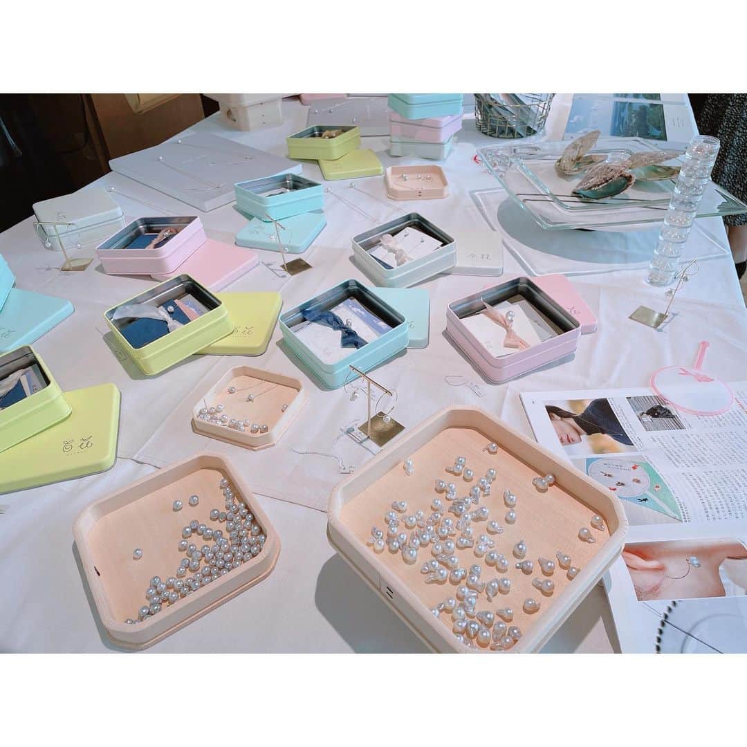 佐々木瞳さんのインスタグラム写真 - (佐々木瞳Instagram)「【#seventhree 自分だけのたった1つの真珠】  #地方創生 #ジュエリー 10月下旬、 @nanami_ozaki_73 ちゃんが が久しぶりに @seventhree.pearl の popupを開催するということで友人の @yumihashimoto0504 ちゃんと行ってきたよ໒꒱⋆ﾟ  #セブンスリー は三重県伊勢志摩産あこや真珠のジュエリーブランド⟡ 一般的な美しい真珠だけではなく、 通常なら破棄してしまう歪な形になって生まれた真珠の中で金魚に似ている真珠たちに #金魚真珠 と名付けて販売も𓂃 𓈒𓏸𓈒 𓏸 𓐍  この日は、さらに様々な形に見える真珠たちに名前をつけてて面白かった！ 私は #恋が叶う真珠 を購入♡ハート型の真珠だよ♡ 着けるのがとっても楽しみ☺️  また、満月〜新月の約2週間のみ現れる新コレクション「#月花（げっか）」も発表されたよ🌙  ストーリーやディレクションが毎回最高すぎる˚✧₊⁎❝᷀ົཽ≀ˍ̮ ❝᷀ົཽ⁎⁺˳✧༚ 次回この月花を狙い中！  自分だけのたった1つの真珠ジュエリー 愛情たっぷりに大切に着けていこう♡  #真珠ジュエリー #三重県 #伊勢志摩 #サスティナブル #まちづくり #local #地域 #ちいきぐらむ #地域創生　#地域活性化　#関係人口　#地域の魅力　#地域好きな人と繋がりたい　#ローカル好きと繋がりたい　#たびぐらむ　#旅好き　#旅好きな人と繋がりたい　#地域のキラキラを伝えたい」11月7日 23時35分 - hitomihappygirl1026