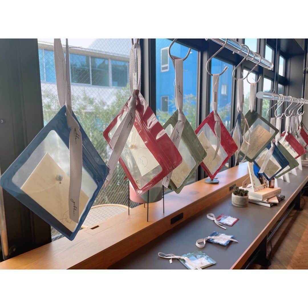 佐々木瞳さんのインスタグラム写真 - (佐々木瞳Instagram)「【#seventhree 自分だけのたった1つの真珠】  #地方創生 #ジュエリー 10月下旬、 @nanami_ozaki_73 ちゃんが が久しぶりに @seventhree.pearl の popupを開催するということで友人の @yumihashimoto0504 ちゃんと行ってきたよ໒꒱⋆ﾟ  #セブンスリー は三重県伊勢志摩産あこや真珠のジュエリーブランド⟡ 一般的な美しい真珠だけではなく、 通常なら破棄してしまう歪な形になって生まれた真珠の中で金魚に似ている真珠たちに #金魚真珠 と名付けて販売も𓂃 𓈒𓏸𓈒 𓏸 𓐍  この日は、さらに様々な形に見える真珠たちに名前をつけてて面白かった！ 私は #恋が叶う真珠 を購入♡ハート型の真珠だよ♡ 着けるのがとっても楽しみ☺️  また、満月〜新月の約2週間のみ現れる新コレクション「#月花（げっか）」も発表されたよ🌙  ストーリーやディレクションが毎回最高すぎる˚✧₊⁎❝᷀ົཽ≀ˍ̮ ❝᷀ົཽ⁎⁺˳✧༚ 次回この月花を狙い中！  自分だけのたった1つの真珠ジュエリー 愛情たっぷりに大切に着けていこう♡  #真珠ジュエリー #三重県 #伊勢志摩 #サスティナブル #まちづくり #local #地域 #ちいきぐらむ #地域創生　#地域活性化　#関係人口　#地域の魅力　#地域好きな人と繋がりたい　#ローカル好きと繋がりたい　#たびぐらむ　#旅好き　#旅好きな人と繋がりたい　#地域のキラキラを伝えたい」11月7日 23時35分 - hitomihappygirl1026