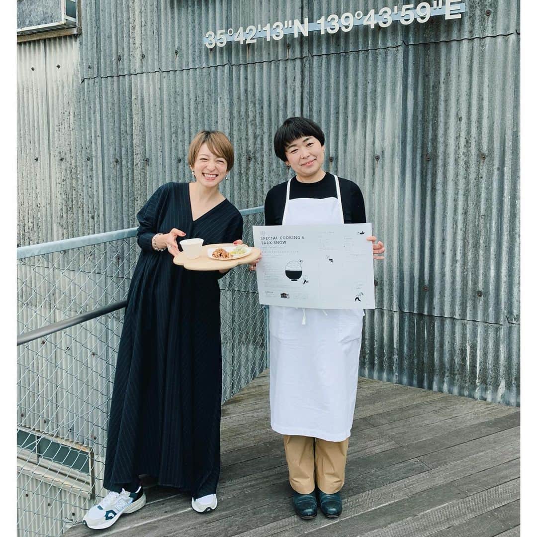 高山都さんのインスタグラム写真 - (高山都Instagram)「実食ありのイベントは約2年ぶりだと、しらいさんは柔かに嬉しそうにおっしゃっていました。 豊農米蔵 in TOKYO 久々のリアルイベントは、ほんとうにおいしい幸せ噛み締めてキュッと笑った時間でした。 今日は @akomeya_tokyo にて #よい食 #豊農米蔵 のイベントがあり、ごはん同盟のしらいのりこさん @shirainoriko  の土鍋でのお米の炊き方、ごはんのお供の作り方を学びつつ、ワタシはトークショーパートでご一緒しました。 登壇して思ったのは、きっとイベントって参加者の皆さんがあって完成するのだなぁーと。 みんなの笑顔で頷いてくれる様子がこの時間の仕上げの調味になるのだなーと思いました。 ゆっくりと、やれてたことが戻りつつある当たり前のようだった光景や時間味わいながら、油断せずに助け合って笑い合って姿勢良く生きていきたいなーと思ったのでした。 気さくで面白くて、とても素敵な人柄だったしらいのりこさん、またすぐ会いたいなー。 スタッフの皆さま、参加してくれた皆さま、ありがとうございました！！ あと、お米っていいですね🌾🍚 ふだんから、めっきりお米党だから、お米の魅力たくさん話せた！ しらいさんの教えてくれた炊き方、また実践してみたいなー。 #豊農米蔵 #よい食　#しらいのりこ さん」11月7日 23時46分 - miyare38