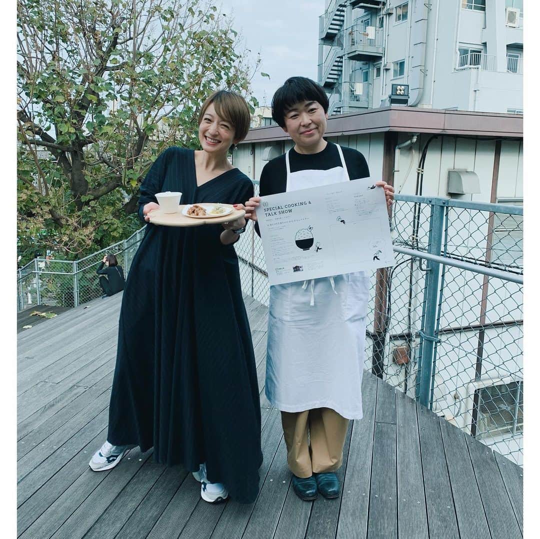 高山都さんのインスタグラム写真 - (高山都Instagram)「実食ありのイベントは約2年ぶりだと、しらいさんは柔かに嬉しそうにおっしゃっていました。 豊農米蔵 in TOKYO 久々のリアルイベントは、ほんとうにおいしい幸せ噛み締めてキュッと笑った時間でした。 今日は @akomeya_tokyo にて #よい食 #豊農米蔵 のイベントがあり、ごはん同盟のしらいのりこさん @shirainoriko  の土鍋でのお米の炊き方、ごはんのお供の作り方を学びつつ、ワタシはトークショーパートでご一緒しました。 登壇して思ったのは、きっとイベントって参加者の皆さんがあって完成するのだなぁーと。 みんなの笑顔で頷いてくれる様子がこの時間の仕上げの調味になるのだなーと思いました。 ゆっくりと、やれてたことが戻りつつある当たり前のようだった光景や時間味わいながら、油断せずに助け合って笑い合って姿勢良く生きていきたいなーと思ったのでした。 気さくで面白くて、とても素敵な人柄だったしらいのりこさん、またすぐ会いたいなー。 スタッフの皆さま、参加してくれた皆さま、ありがとうございました！！ あと、お米っていいですね🌾🍚 ふだんから、めっきりお米党だから、お米の魅力たくさん話せた！ しらいさんの教えてくれた炊き方、また実践してみたいなー。 #豊農米蔵 #よい食　#しらいのりこ さん」11月7日 23時46分 - miyare38