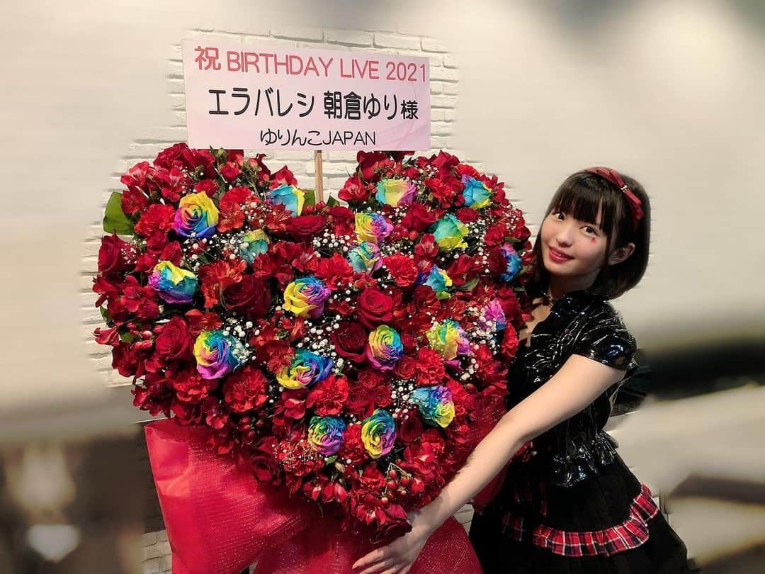 朝倉ゆりのインスタグラム：「#ゆりんこバースデー 本当にありがとうございました🎂 11月2日がお誕生日でした🌟 こうして2年連続  外の会場で！ライブハウスで！ バースデーライブができる喜びを 噛み締めました(*>ω<*)❤️ たくさんお祝いしてくださり ありがとうございました🎀 会場に来てくださったファンの方 配信で見てくださった方 メンバーのみんな スタッフさん 出会えて幸せです😌❤️ お父さんお母さん、育ててくれて産んでくれてありがとうございます😌🎉 ． ． 朝倉ゆり#アイドル #cute #ちょうどeカップ #model #idol #gravure #그라비아 #아이돌 #모델 #扎心了 #예뻐요 #可愛 #晚上好 #早上好 #求关注 #エラバレシ」