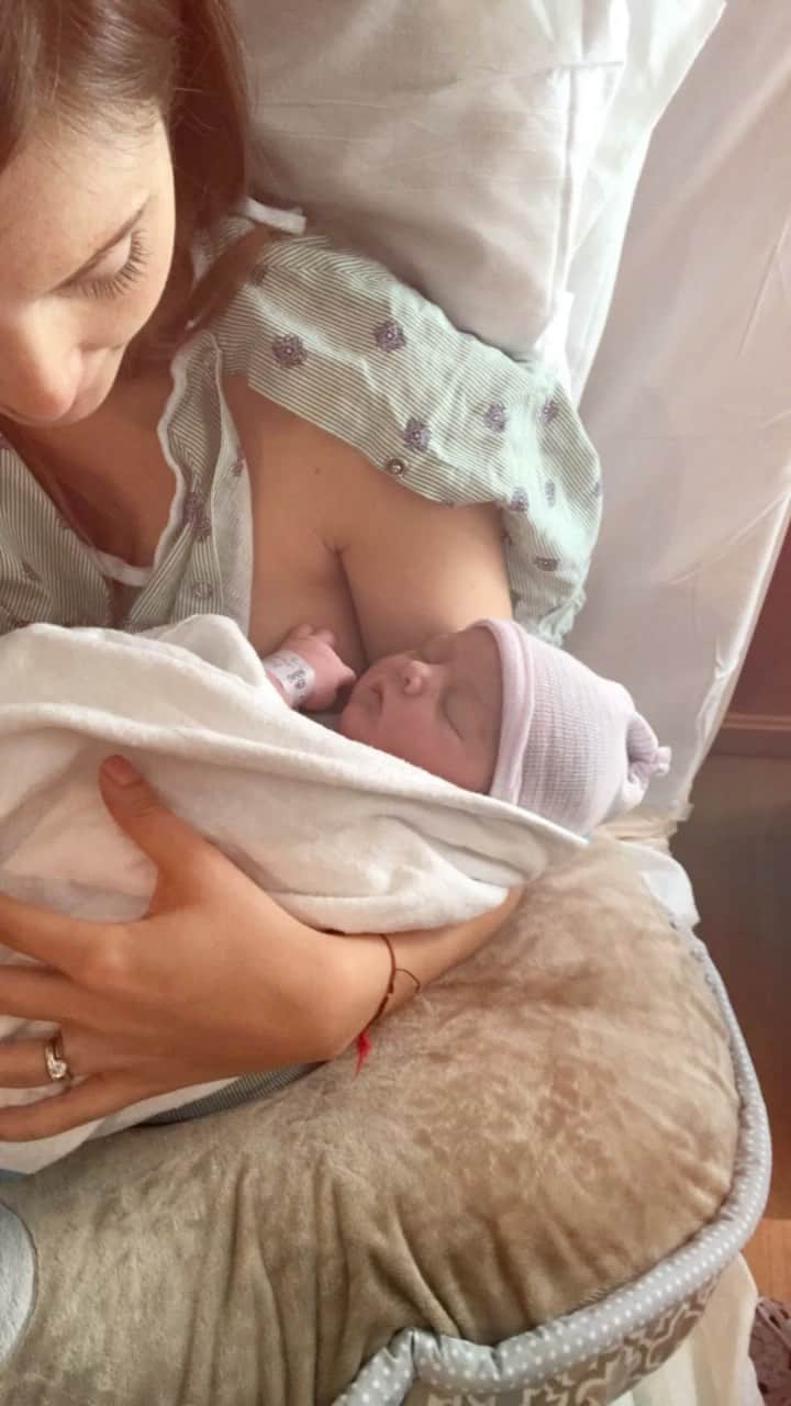 Sascha Barbozaのインスタグラム：「Mi Lunita  ya tiene 4 años! Porque el tiempo pasa tan rápido? … Luna, llegaste a mi vida cuando más te necesitaba, un arco Iris lleno de colores y de luz, llenas nuestros días de diversión y risas, la hermana que Avril tanto me pidió, nuestra compañera, cómplice, una niña llena de dinamita pura😂💗 espero que Dios siempre te llene de salud y muchisima felicidad, que mantengas Siempre ese espíritu indomable, alegre y ocurrente! Y a la vez ese corazón tan noble y empático que te caracteriza💗 Soy muy afortunada de tener unas hijas tan especiales, doy gracias a Dios todos los días por ustedes, mi Luna hermosa que tengas un feliz cumpleaños! Te amo hasta el infinito🥰 gracias por existir, por elegirme como tu mamá😍」