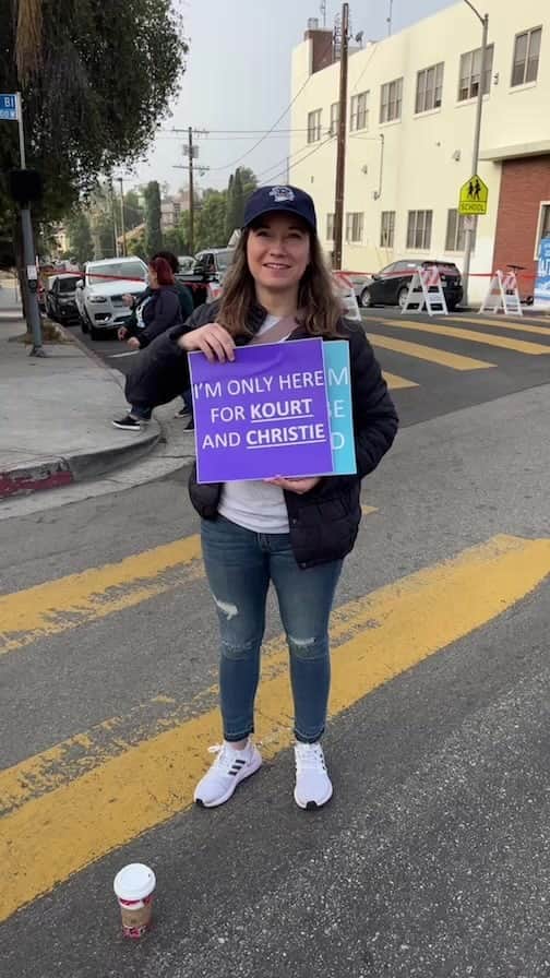 ジャスティン・ターナーのインスタグラム：「@katetb bringing the heat with the amazing signs!!! @starbucks thanks for the coffee!!!」