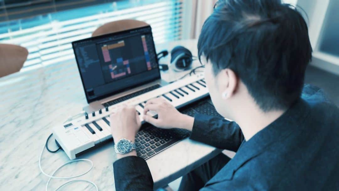 TeddyLoidのインスタグラム：「Making chill music at L.A.💻🎹🔊」