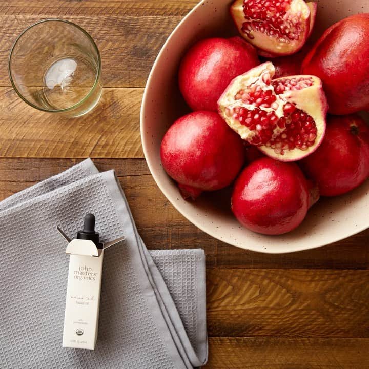 John Masters Organicsのインスタグラム：「Struggling with dry skin during these colder months?   Our Nourish Facial Oil with Pomegranate is packed with antioxidant rich fruits and flower oils that provide a boost of hydration. Even add a few drops to any lotion or moisturizer for extra hydration all over the body!」