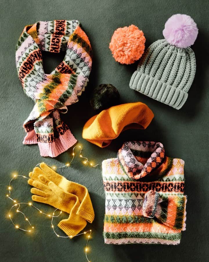 Anthropologieのインスタグラム：「Giveaway! 🌟We're ringing in the most cheerful time of year with #AllAglowWithAnthro – a weekly giveaway series featuring a bundle of our coziest cold-weather essentials! For a chance to win this week's prize (valued at up to $500!) follow these steps:   🌟 Like this post 🌟 Follow @Anthropologie 🌟 Tag two friends in a comment with #AnthroGiveaway 🎁 Bonus entry: Share this post to your Instagram Story and tag @Anthropologie #AnthroGiveaway」