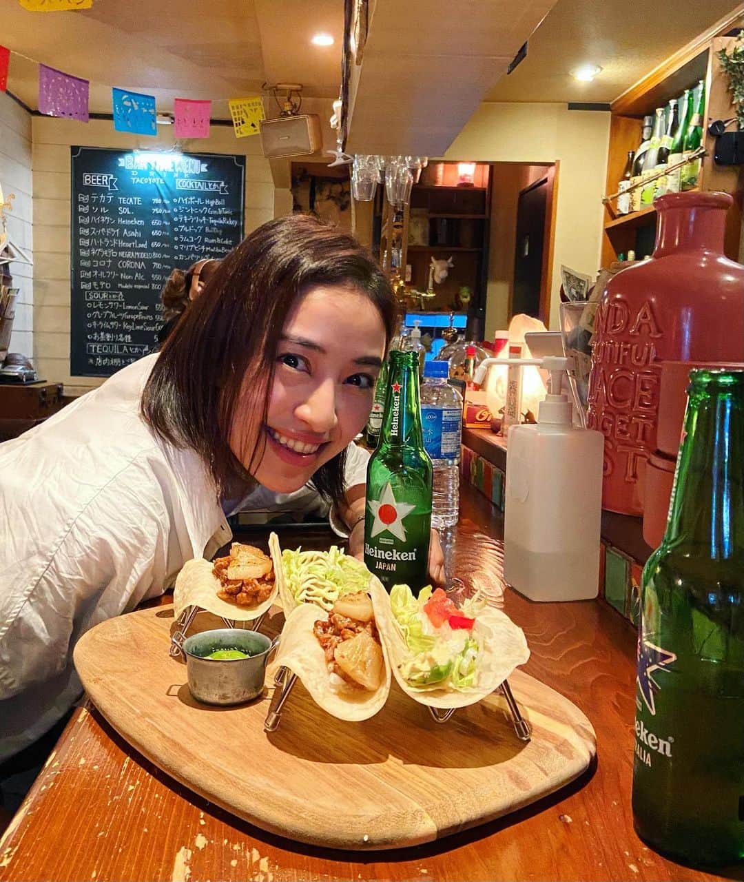 岡本あずさのインスタグラム：「大好きなお店で至福の時間😚 美味しいお酒と美味しいタコス。 ありがとうございます！ #tacos #tacoyote」