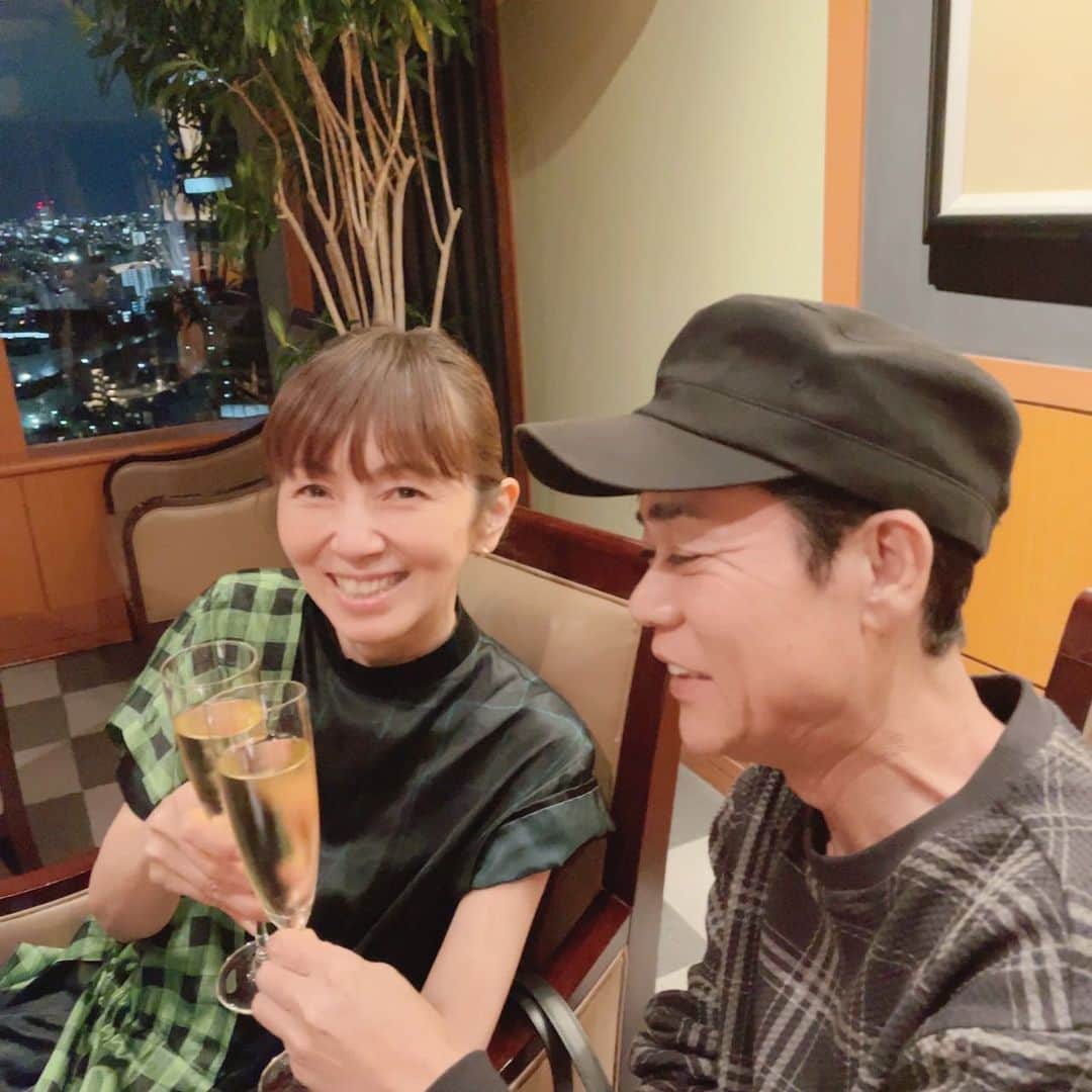 名倉潤のインスタグラム：「一日早い誕生日を家族でお祝いしてくれました🎉 明日で53歳です。 食事、お手紙、服のプレゼントに感動しました🥺 家族に、奥さんにいつも感謝です🥲 陰ながら応援してくださる皆様にも感謝です🥲 ＃年取ったな〜 #これからもよろしくお願いします」