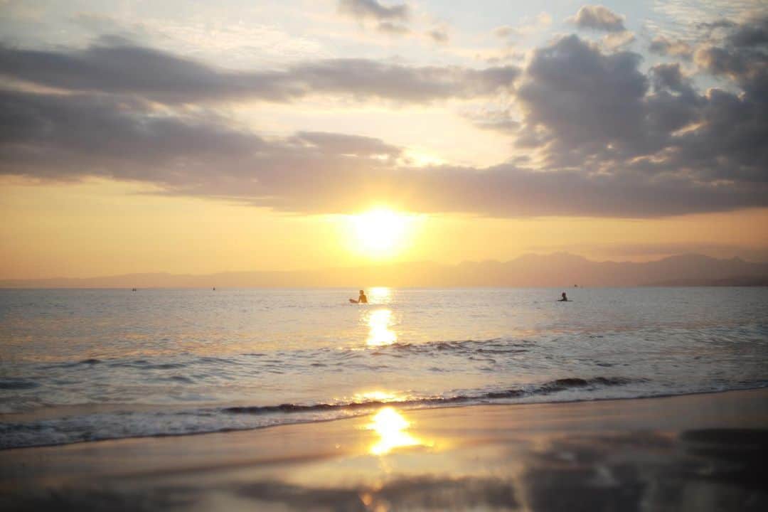 田中毅さんのインスタグラム写真 - (田中毅Instagram)「. 夕日が綺麗だったので海辺でまったり。 暗くなっても帰りたがらない息子に付き合っていたら 日没後に10分間だけドカーン！と花火が上がって 得した気分の文化の日。  #息子大興奮  #私の方が大興奮」11月3日 20時54分 - tanaka_ta_ke_shi