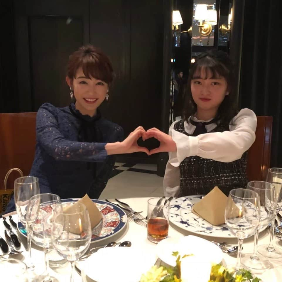 新井恵理那さんのインスタグラム写真 - (新井恵理那Instagram)「わたしの大好きな大好きな、生まれた時から妹のように可愛がってきた存在のここちゃんが‼︎‼︎ 成城大学のミスコンテスト、グランプリに輝きましたヽ(；▽；)ノ嬉しいーーーーー(ノ_＜) 素直で頑張り屋さんで、シャイなここちゃん♪ よく頑張った〜〜〜（ ; ; ） コロナ禍だから応援しに行けなかったけど、ステージでも同じポーズしてる姿をみて、(これは数年前家族ぐるみで結婚式に参列した時)素敵なレディになったね…とじんわりきちゃいました（ ; ; ）  こんなに可愛くて、歌もとっても上手なんですよ‼︎(TikTokで見られます) みなさんの力をお借りしちゃだめだなと思ってこれまで黙ってたけど、ずっと応援していたの、、(＞＜) 岩坂心愛(ここあ)ちゃんといいます♪みなさんこれからの彼女の未来を、応援してあげてください‼︎*\(^o^)/* いつかどこかで一緒にお仕事したいわーヽ(；▽；) #ミスコンテスト #ミスコンテストグランプリ #ミス成城 #岩坂心愛 #母たちが友だち #姉のような母のような気持ち #新井恵理那 #centforce」11月3日 20時59分 - elina_arai