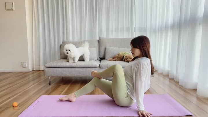 のインスタグラム：「陣痛促進ヨガLive、なんと今日も10000人以上の方が来てくれました🧘🏻‍♀️✨ 予定日の近い妊婦さん、臨月に入った妊婦さんや同級生Babyの妊婦さんたちとお話ししながら、とても楽しかったです😆🙌 ありがとうございました❣️  皆さん安産で無事元気な赤ちゃんに会えますように…👶🏻💕  これは股関節を柔らかくするポーズ。 息を吸った時に膝を赤ちゃんの方に近づけて、吐く息で足を遠くへ開きながら離します。  動画は2倍速なので、ゆっくり呼吸に合わせてリラックスしながら自分のペースでやってね☺️  赤ちゃんは狭い骨盤を通って産まれてくるので、股関節が広がりやすいほどお産はスムーズに進むそう✨  私も産まれるまで陣痛促進ヨガを続けながら気長に待ちたいと思います🤰🏻💕  #マタニティヨガ#ヨガ#ヨガインストラクター#ヨガウェア#臨月#陣痛待ち#マタニティトレーニング#マタニティライフ#39w1d」