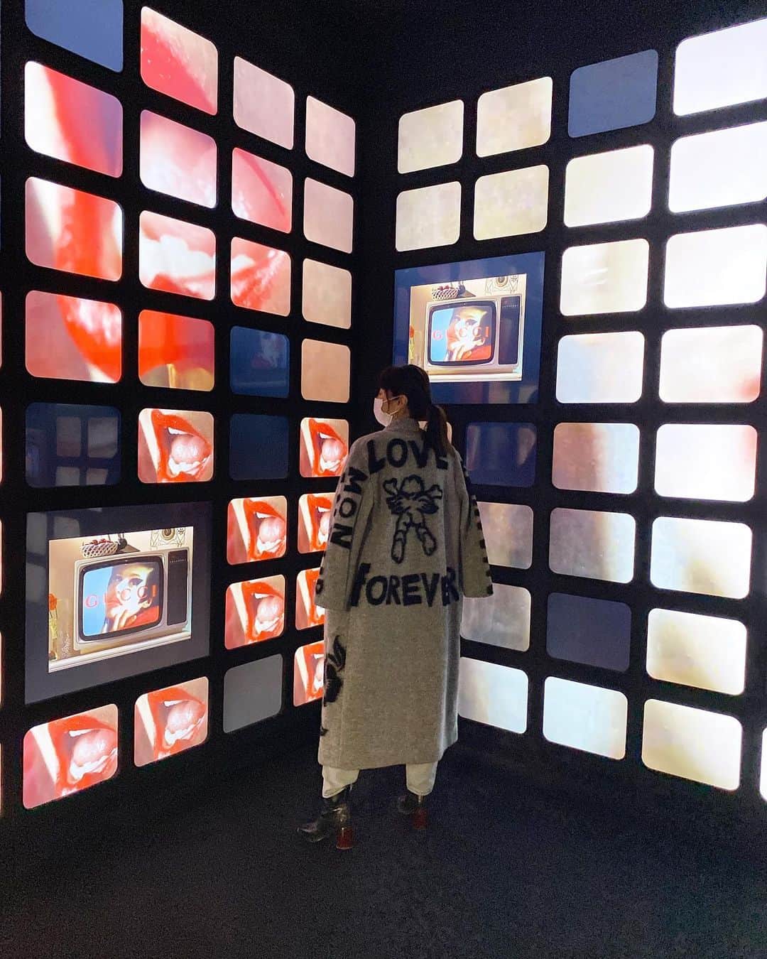 前田ゆかのインスタグラム：「GUCCI展 グッチガーデンアーキタイプ  #guccigardenarchetypes  #アレッサンドロミケーレを体感 #グッチコレクター #幻想的なインスタレーション  #さまざまに映し出され幻惑し魅了される #ウォールアート #深い夢の世界 #一面の標本が気になる  コート　@ottodame_jp  セーター @nord_cadre  デニム @doublestandard_official  バック @gucci  ブーツ @sartore」