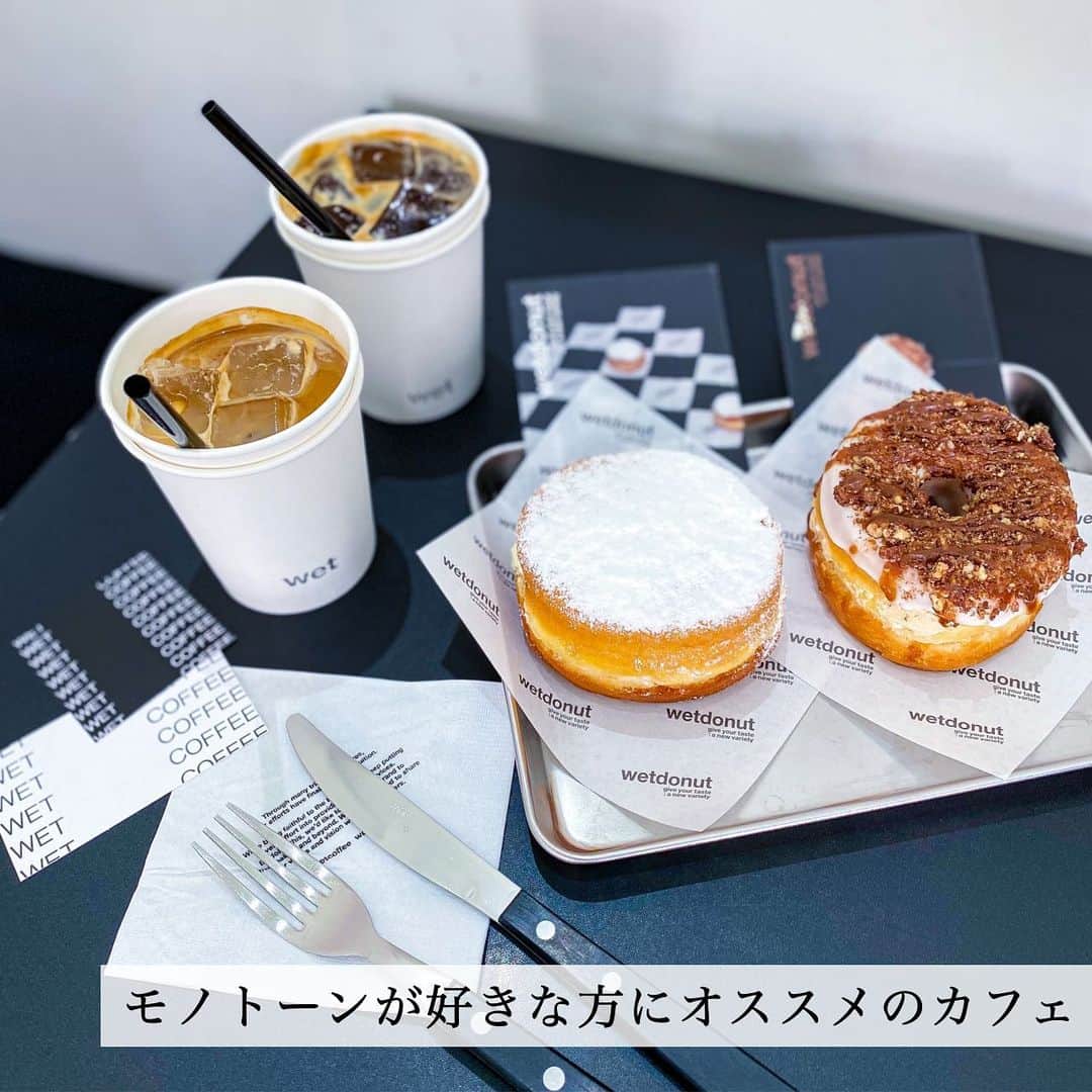鍛治麻衣子さんのインスタグラム写真 - (鍛治麻衣子Instagram)「＼ 🇰🇷ドーナツが美味しいモノトーンカフェ ／ ⁡ ⁡ シンプルなモノトーンな店内で人気のカフェ ここに行ったら絶対ドーナツを食べて欲しいリピ決定の オススメカフェをご紹介したいと思います🙌🏻 ⁡ - ̗̀📢 今日から韓国のカフェを更新して行きます 大阪のカフェの投稿と交互にしていく予定です！ 韓国に行けるようになった時の為に保存してね🤍 ⁡ ⁡ 📍ソウル🇰🇷 / 新沙洞 【 WET COFFEE 】 @wetcoffeeseoul  ＿＿＿＿＿＿＿＿＿＿＿＿＿＿＿＿＿＿ ⁡ 地下鉄3号線 新沙駅から徒歩7分の場所にあるこのお店は モノトーンでシンプルな店内でコーヒー&ドーナツが とっても美味しいお店です🍩☕️🖤 ⁡ ドーナツがめっちゃ美味しくて、コーヒーもめっちゃ 美味しくて...これはリピ決定.ᐟ.ᐟ 韓国に引越ししてから色々カフェに行きましたが 雰囲気も味も良くてお気に入りのカフェになりました🙌🏻 ⁡ 半地下のカウンターでオーダーします🙋🏻‍♀️ ドーナツはこの時は6種類ありました🙌🏻 出来たら渡されたベルで呼び出してくれるシステム 韓国は多いけど日本は少ないですよね！？ ⁡ 階段にあるワゴンにペーパーナプキンやステッカー ショップカードがあるので是非貰ってください🤍 一緒に写真を撮るとオシャレさ倍増です🥰 ⁡ ┈┈┈┈ 感想...☟ ┈┈┈┈ ⁡ この日はじめましてだったはよんちゃん @hasyk_ と一緒に 行ってきました🙋🏻‍♀️めっちゃオシャレだし美味しくて めっちゃテンション上がった🥺 ⁡ 私は塩ミルククリームのドーナツ食べたんですけど 好みすぎる味でした...🥺塩アイスとか塩キャラメルとか 甘くてしょっぱい物好きの皆さん.ᐟ.ᐟ笑 是非このドーナツ食べてください🧂🧂🧂 私は好みすぎたので次行ってもリピします🥺 ⁡ コーヒーもめっちゃ美味しかったんですけど 韓国にしてはサイズは小さめで日本にいてもスタバの ベンティーサイズ頼む私はまさかのコーヒー2杯飲みました🤣 日本では普通のサイズなんですけど私としては少なかった🥲 ⁡ 韓国行けるようになった時には是非行って欲しいカフェです🙋🏻‍♀️ またリピしたい.ᐟ.ᐟ それくらいお気に入りのカフェになりました🖤 ⁡ ┈┈┈┈┈┈┈┈┈┈┈┈┈ お店の情報はこちら☟☟☟ ┈┈┈┈┈┈┈┈┈┈┈┈┈ ⁡ 【 WET COFFEE 】 @wetcoffeeseoul  ⁡ 🇯🇵／日本語 📍 ソウル市 江南区 新沙洞 507-3 1階 🚇 3号線 新沙駅 6番出口 徒歩7分 📅 定休日 記載なし ⏰ 営業時間 12:00 ～ 21:00 ⁡ 🇰🇷／한국어 📍 서울 강남구 신사동 507-3 1층 🚇 3호선 신사역 6번 출구  📅 휴일 없음 ⏰ 매일 12:00 ～ 21:00 ⁡ ⁡ ⁡ ☕️韓国オススメカフェまとめ☕️ ￣￣￣￣￣￣￣￣￣￣￣￣￣￣￣ #maiko_korea_cafe ⁡  ━━━━━━━━━━━━━━━━━━━━━━━━━━━ ⁡ #wetcoffee#wetdonut#wetcoffeeseoul#韓国カフェ#韓国カフェ巡り#韓国カフェ情報#韓国カフェめぐり#韓国カフェスタグラム#新沙カフェ#新沙洞#新沙#웻커피#웼도넛#웼커피신사#가로수길카페#신사동카페#韓国ドーナツ#韓国デザート#韓国旅行#韓国情報  ⁡ ━━━━━━━━━━━━━━━━━━━━━━━━━━━」11月3日 21時21分 - maiko_korea