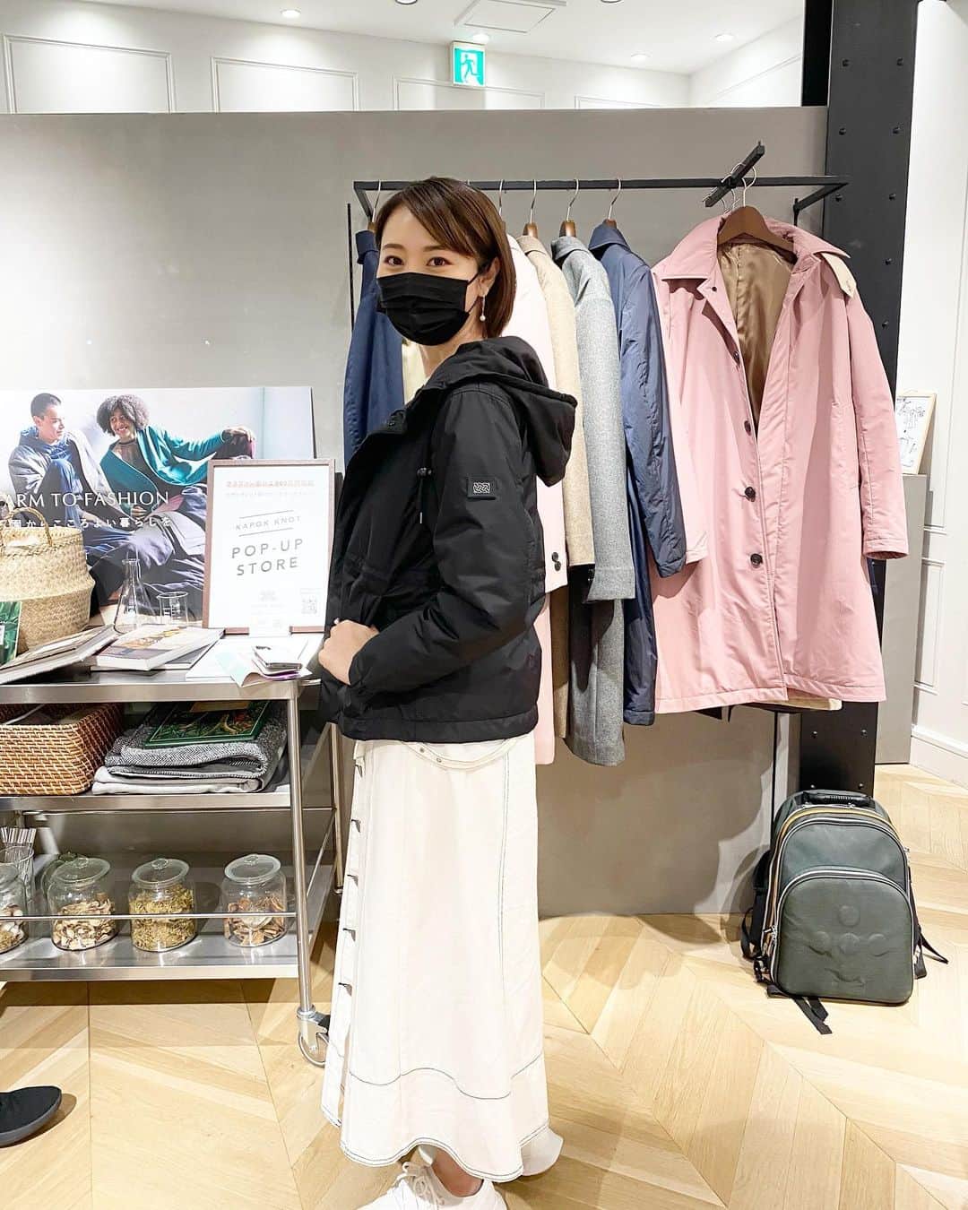 尾崎ななみさんのインスタグラム写真 - (尾崎ななみInstagram)「#東京 #ファッション ㅤㅤㅤㅤㅤㅤㅤㅤㅤㅤㅤㅤㅤ ものづくりで、本当に凄いと尊敬するブランドの一つがカポックノット @kapok_knot_jp ㅤㅤㅤㅤㅤㅤㅤㅤㅤ ㅤㅤㅤㅤㅤㅤㅤㅤㅤㅤㅤㅤㅤ  軽くて暖かい新素材『カポック』  湿気を吸って、熱を発する機能を備え、軽さはコットンの1/8 ✧︎*。　  着膨れしないし、冬のアウターに求める『軽い！薄い！でも暖かい』が叶うんです。  ㅤㅤㅤㅤㅤㅤㅤㅤㅤㅤㅤㅤㅤ 代表の @kishow_kapok は、老舗アパレル企業の4代目。  アパレル業界の大量生産・大量廃棄という負のシステム、そしてそのシステムが生み出す弊害を目の当たりにしていた時にカポックと出会い、「これこそが自分が人生を懸けて取り組むべき素材である」と起業。  木の実のサステナブルな素材を活用し、持続可能なビジネスを展開しています。利益の一部で地球環境再生に貢献と、これからの時代の理想の仕組みが作れてる。  これからもっと広がっていく注目ブランドですよ！！  ㅤㅤㅤㅤㅤㅤㅤㅤㅤㅤㅤㅤㅤ 東京、日本橋に期間限定ショールームが先日オープン✦ฺ︎ 銀座 @the_crafted_ginza でも現物が見れますよ。  ㅤㅤㅤㅤㅤㅤㅤㅤㅤㅤㅤㅤㅤ 1枚目は、@naokotanijiri × @kapok_knot_jp コラボアイテム。  同業、同学年、高身長、ショートヘアと、自分達でも双子かと思った @y_u_c_a_r_i と色違いを着てみたよ♡ 巷で話題の2人ですʕ•̬͡•ʕ•̫͡•♥︎  ㅤㅤㅤㅤㅤㅤㅤㅤㅤㅤㅤㅤㅤㅤㅤㅤㅤㅤㅤㅤㅤㅤㅤㅤ ㅤㅤㅤㅤㅤㅤㅤㅤㅤㅤㅤㅤㅤ    ㅤㅤㅤㅤㅤㅤㅤㅤㅤㅤㅤㅤㅤㅤ  ㅤ  ㅤ #日本#サステナブル#ファッションコーデ#ものづくり#ダウンジャケット #伊勢志摩アンバサダー#尾崎ななみ」11月3日 21時25分 - nanami_ozaki_73