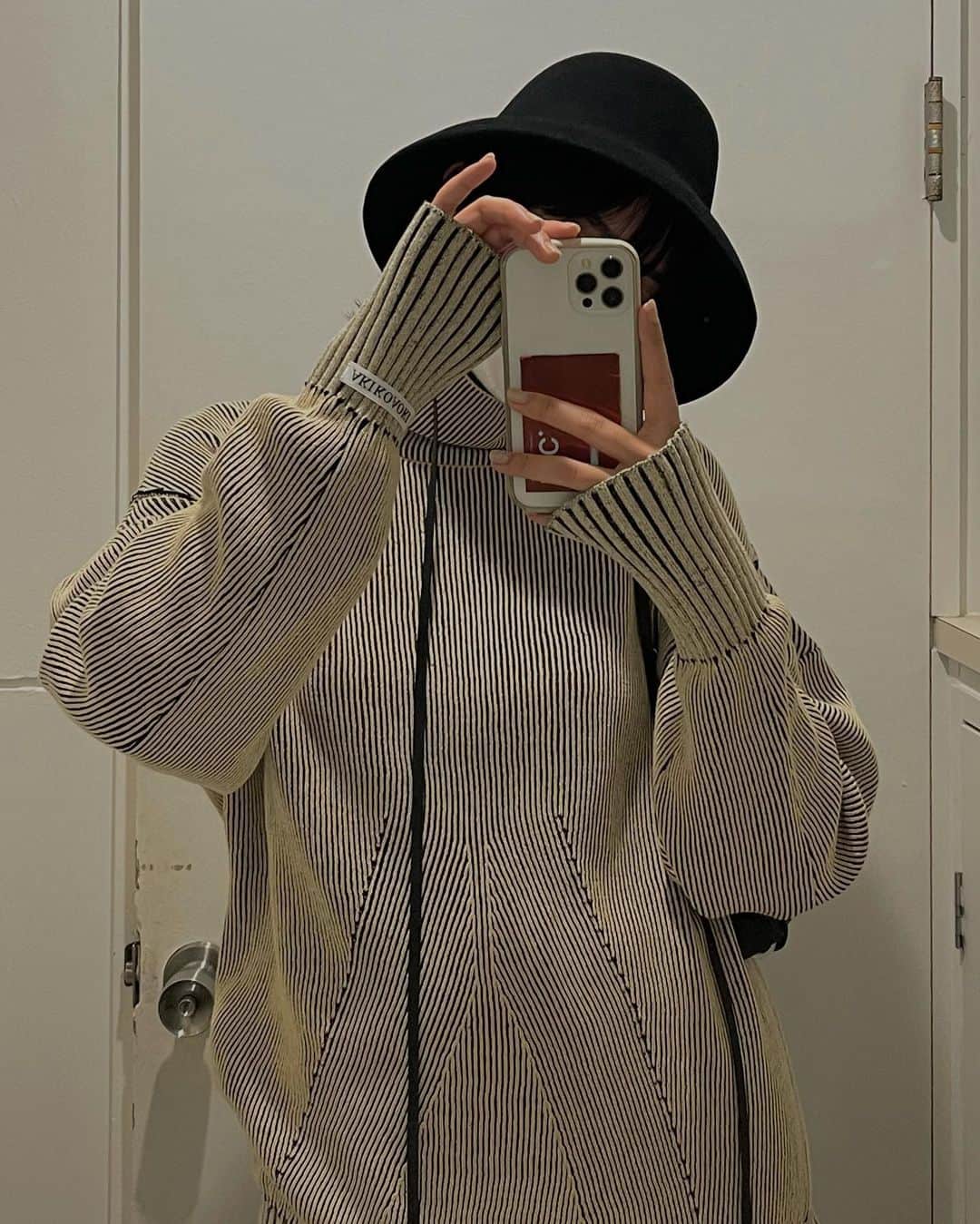 のインスタグラム：「リバーシブルニット❤︎ ベストもセットでゲット✌️  #akikoaoki」