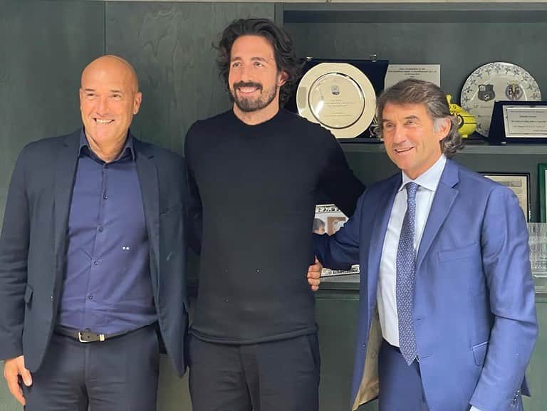 アンドレア・コンシーリのインスタグラム：「RISPETTO GRATITUDINE SENSO DI APPARTENENZA  Sono tre valori in cui credo e che ho sempre trovato a Sassuolo fin dal primo giorno in cui sono arrivato. Grazie alla Famiglia Squinzi al Direttore Carnevali e a tutta la Famiglia del Sassuolo per questo attestato di stima e fiducia.  È difficile lasciare un posto dove ti senti a casa. Orgoglioso di continuare INSIEME ⚫️🟢  #FORZASASOL」
