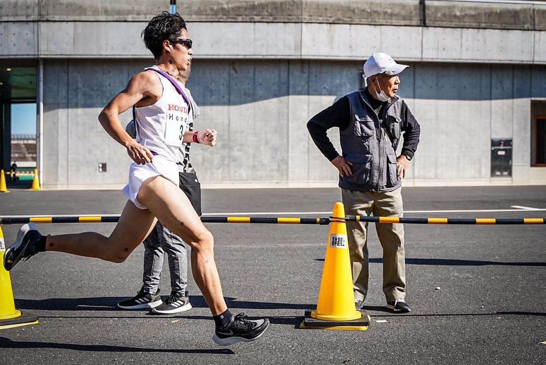 青木涼真のインスタグラム：「東日本実業団駅伝　準優勝 人生においての駅伝初優勝はNY駅伝までお預け 高校時代からの憧れの小山さんと襷を繋げたのは嬉しかったです  写真はTwitterより太田涼さんの投稿から頂きました。」